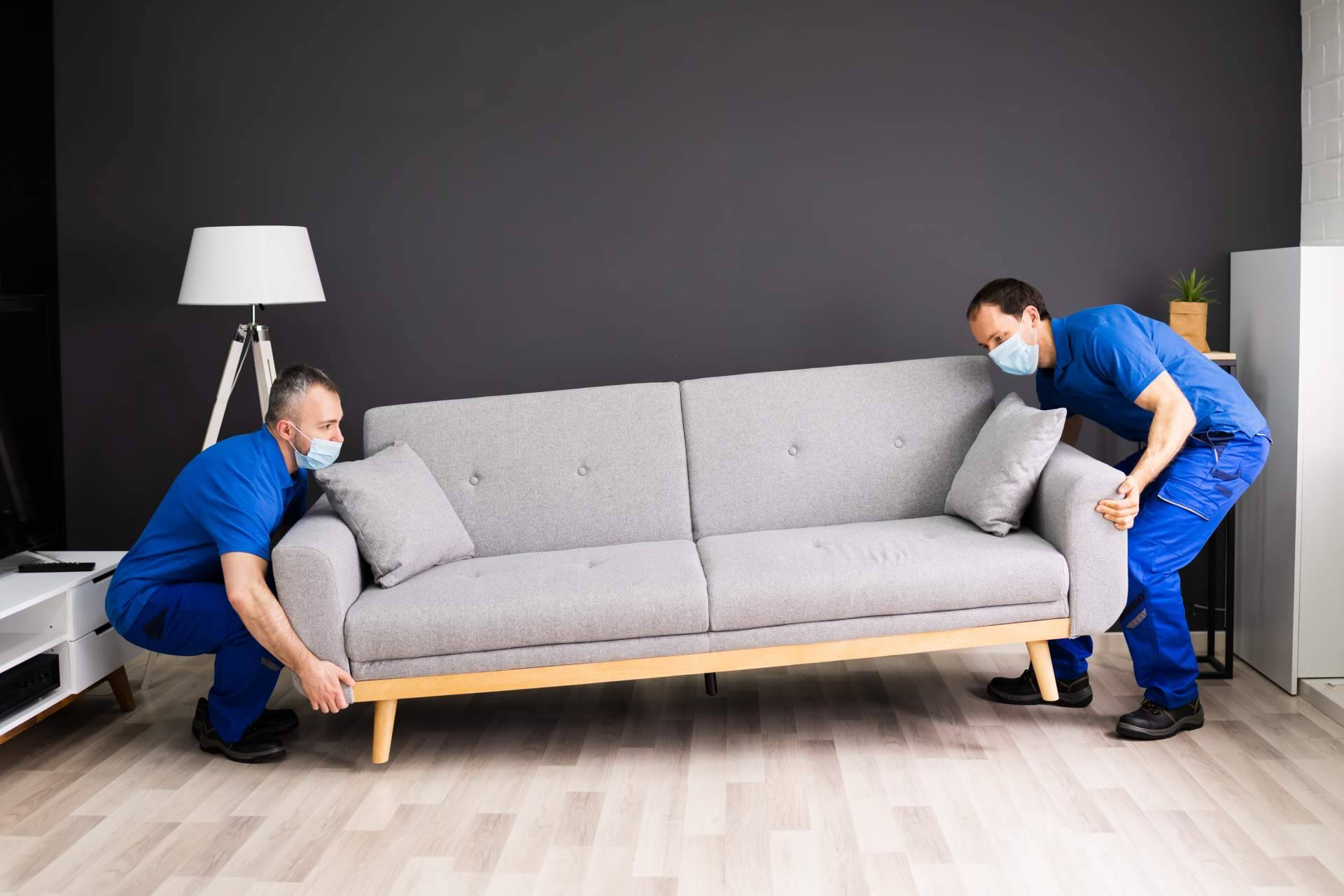 Recogedor de Muebles y su ayuda durante una mudanza
