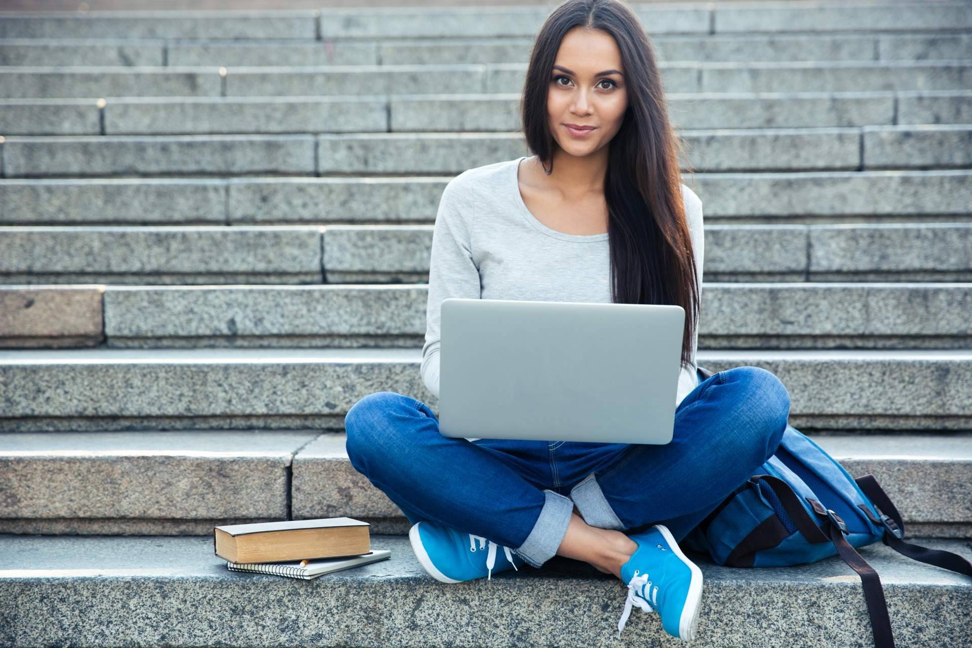 La metodología de Kadoora que permite estudiar oposiciones tanto de forma presencial como online