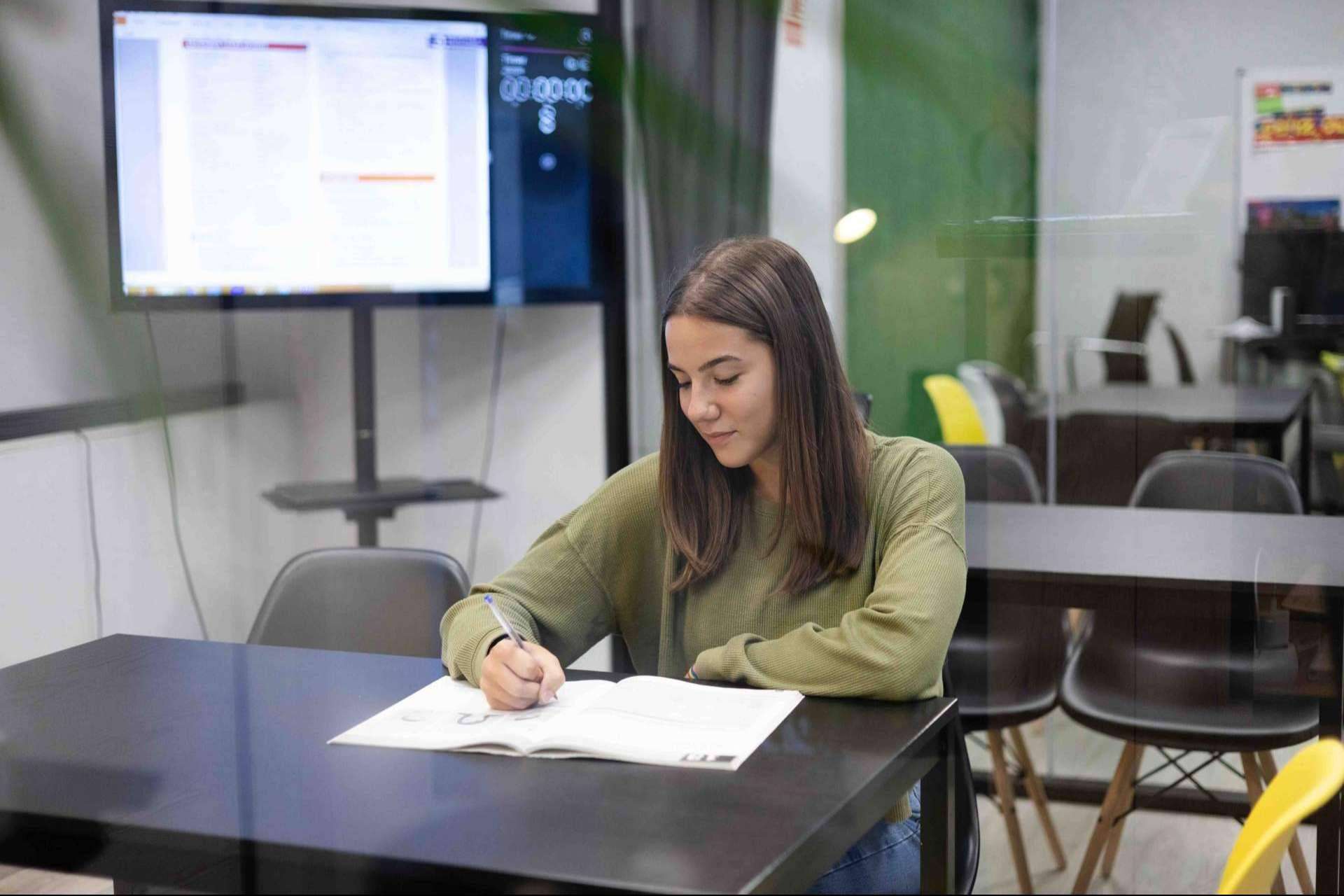 Los cursos de conversación para adultos de Bravo Academy permiten aprender y practicar inglés