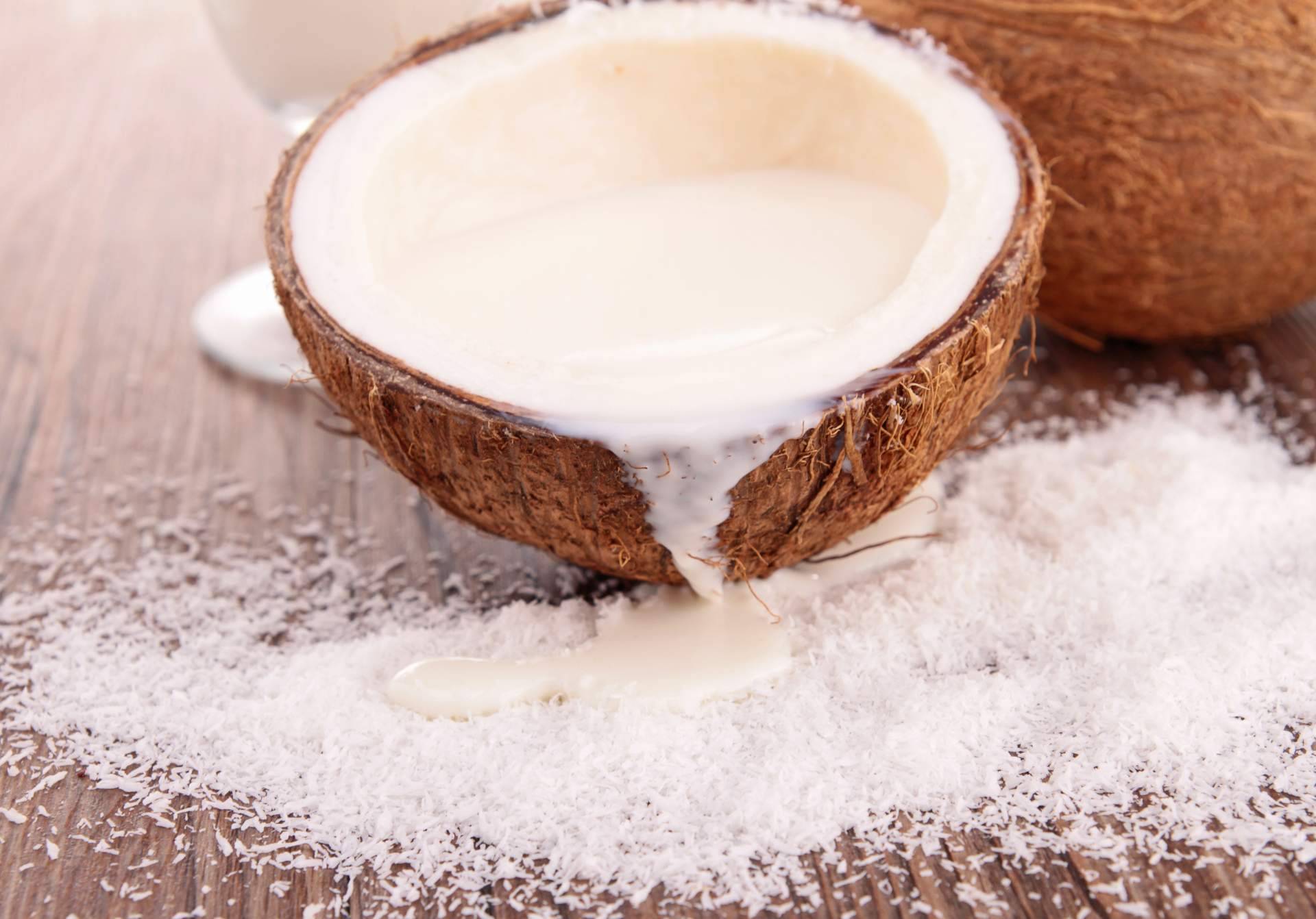 Las propiedades de la leche de coco, la bebida vegetal con la que se pueden hacer recetas saludables
