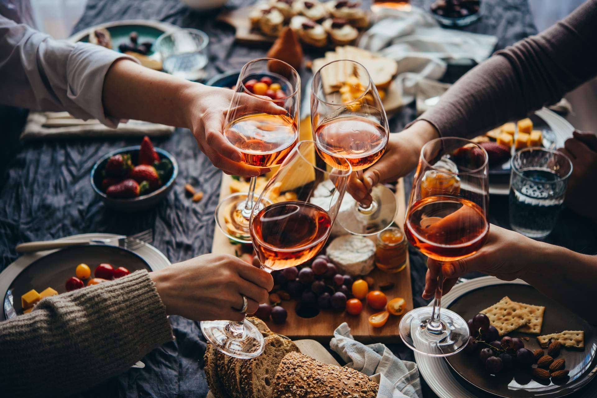 Amplia variedad de vinos para acompañar las cestas gourmet de Bon León