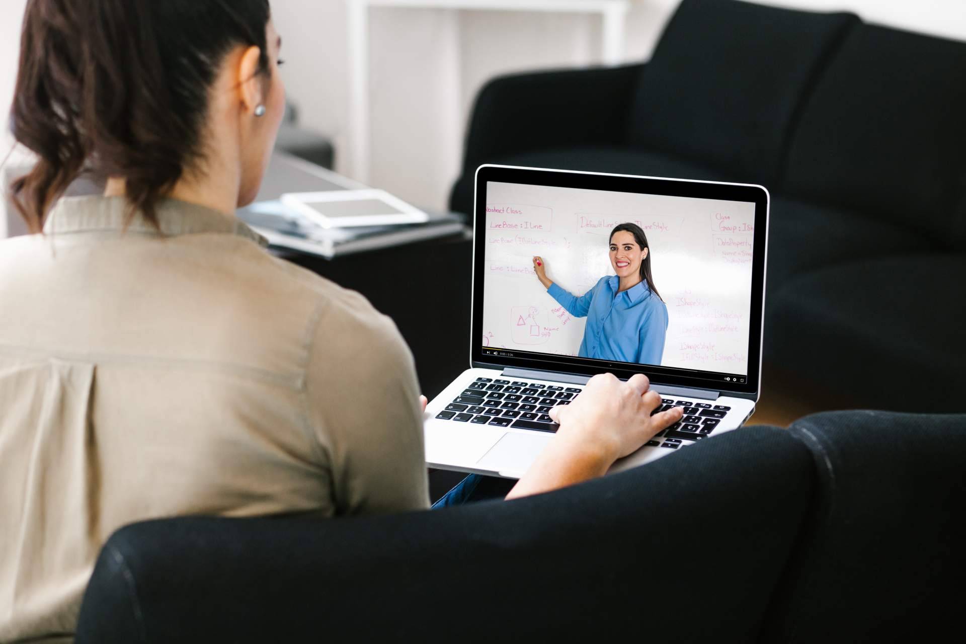 La Academia de Inglés ofrece preparación de exámenes oficiales de Cambrigde en grupo online y en clase particular online o presencial a domicilio