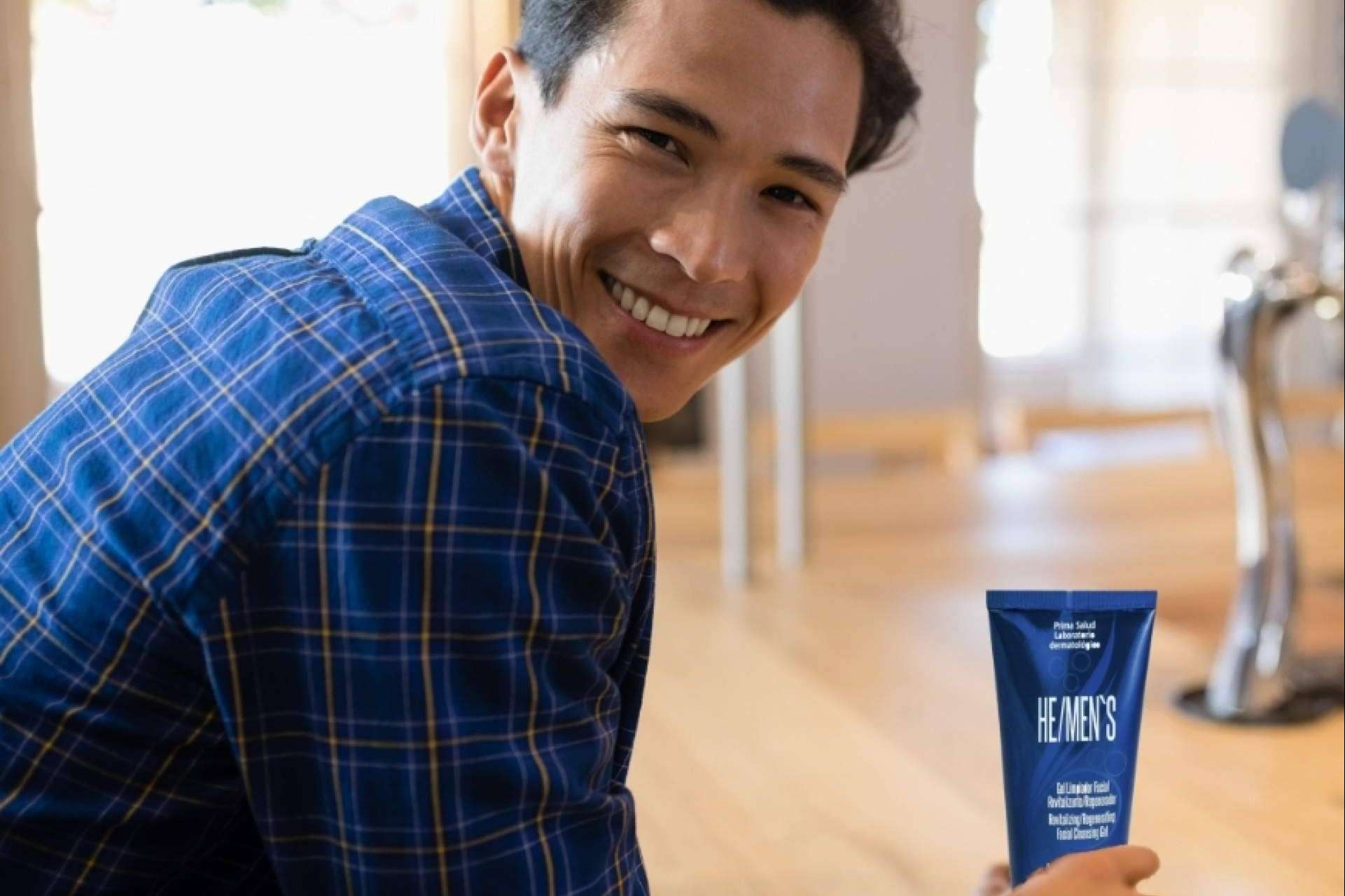 El gel limpiador facial HE/Men’s, de PrimaSalud, revitaliza y regenera el cutis masculino