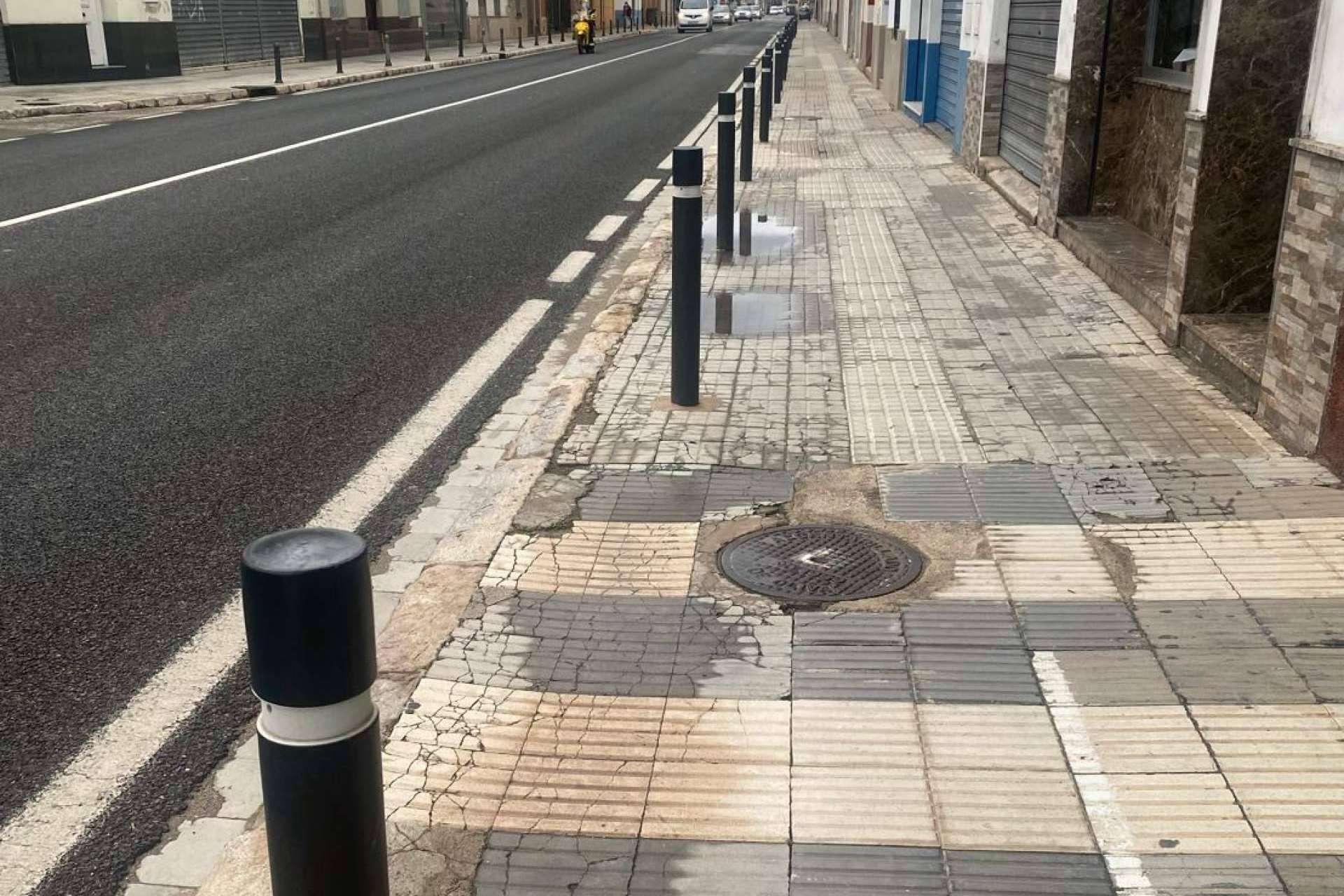 Delimitar los espacios de forma sostenible con las pilonas de plástico reciclado con banda reflectante de GB Solutions