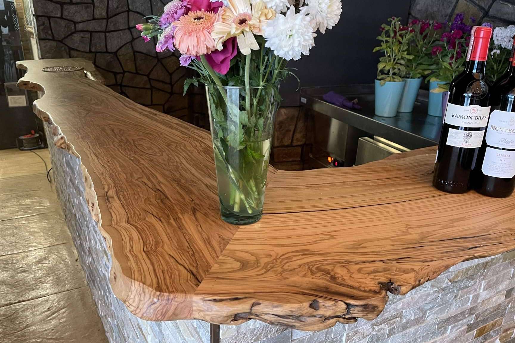 Mostradores de madera de olivo para darle un toque único a la decoración de un restaurante