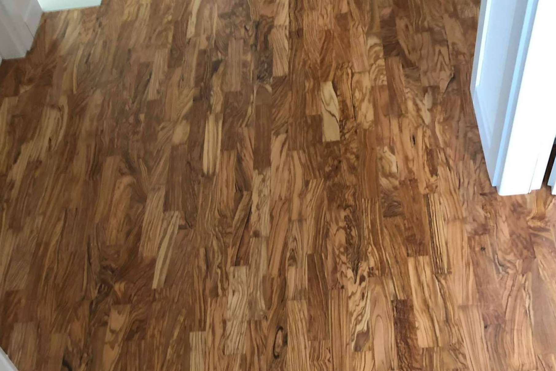 Parqué macizo de madera de olivo, disponible en Encimeras de Olivo