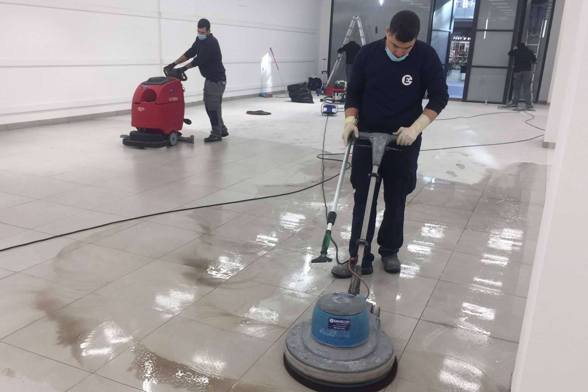 Los servicios de limpieza de final de obras y mantenimiento de cristales de E-SAHECAT