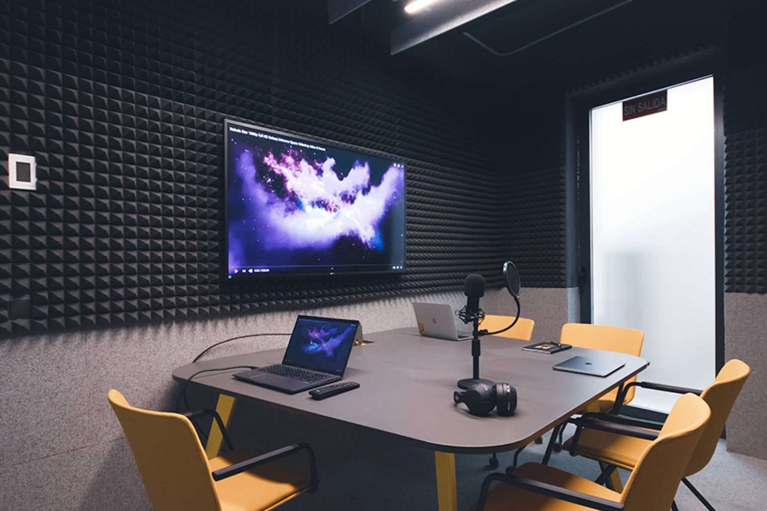 Las salas especializadas de Mastermind Place Madrid son perfectas para la grabación de podcasts