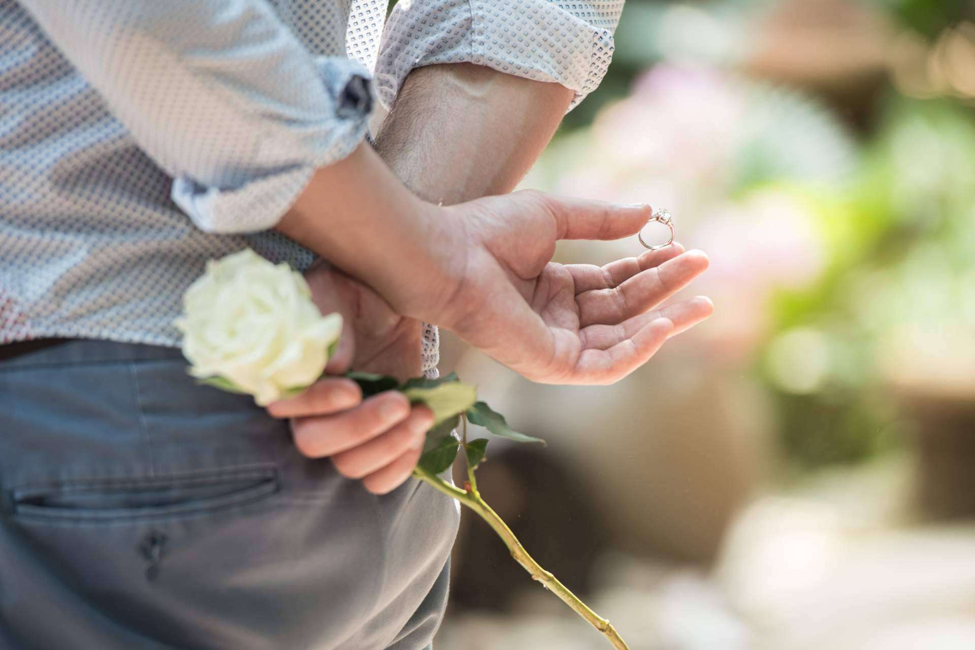 Los anillos de compromiso de oro blanco de la joyería El Rubí son tendencia
