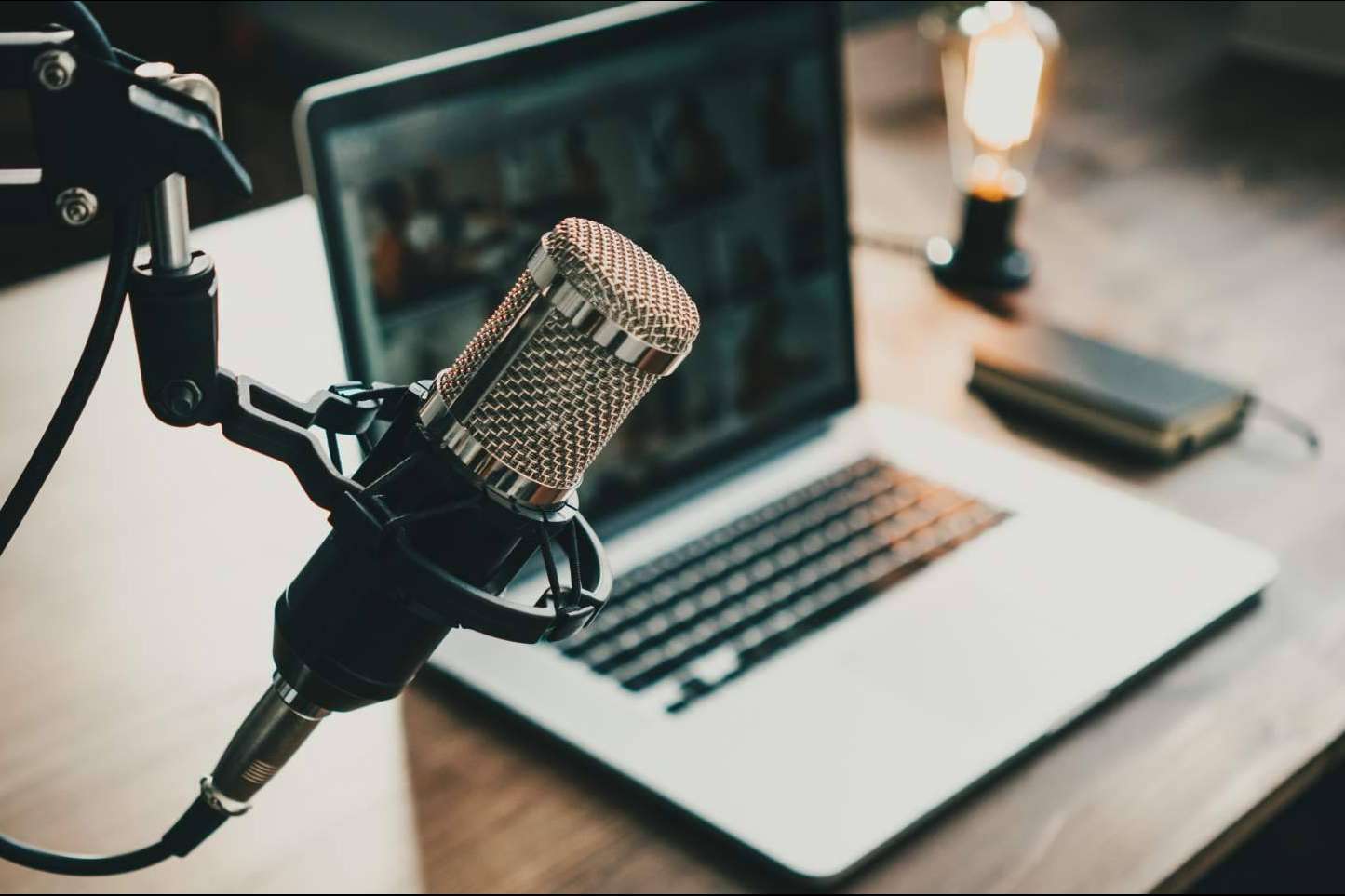 ¿Cómo hacer un podcast para una empresa?, por CursosPodcast.com