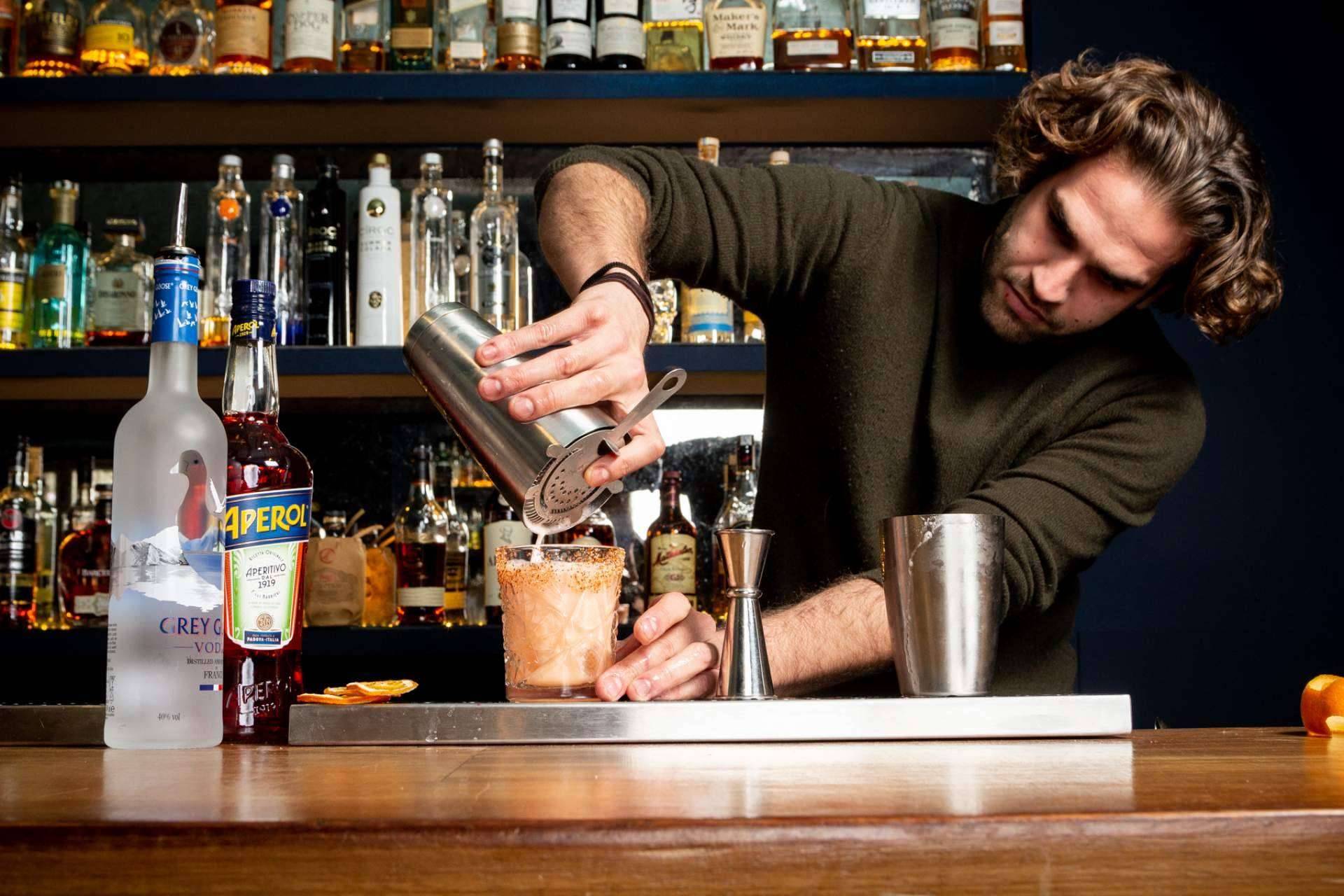 Convertirse en auténtico bartender con el Curso Profesional de Bartender de ESCOM