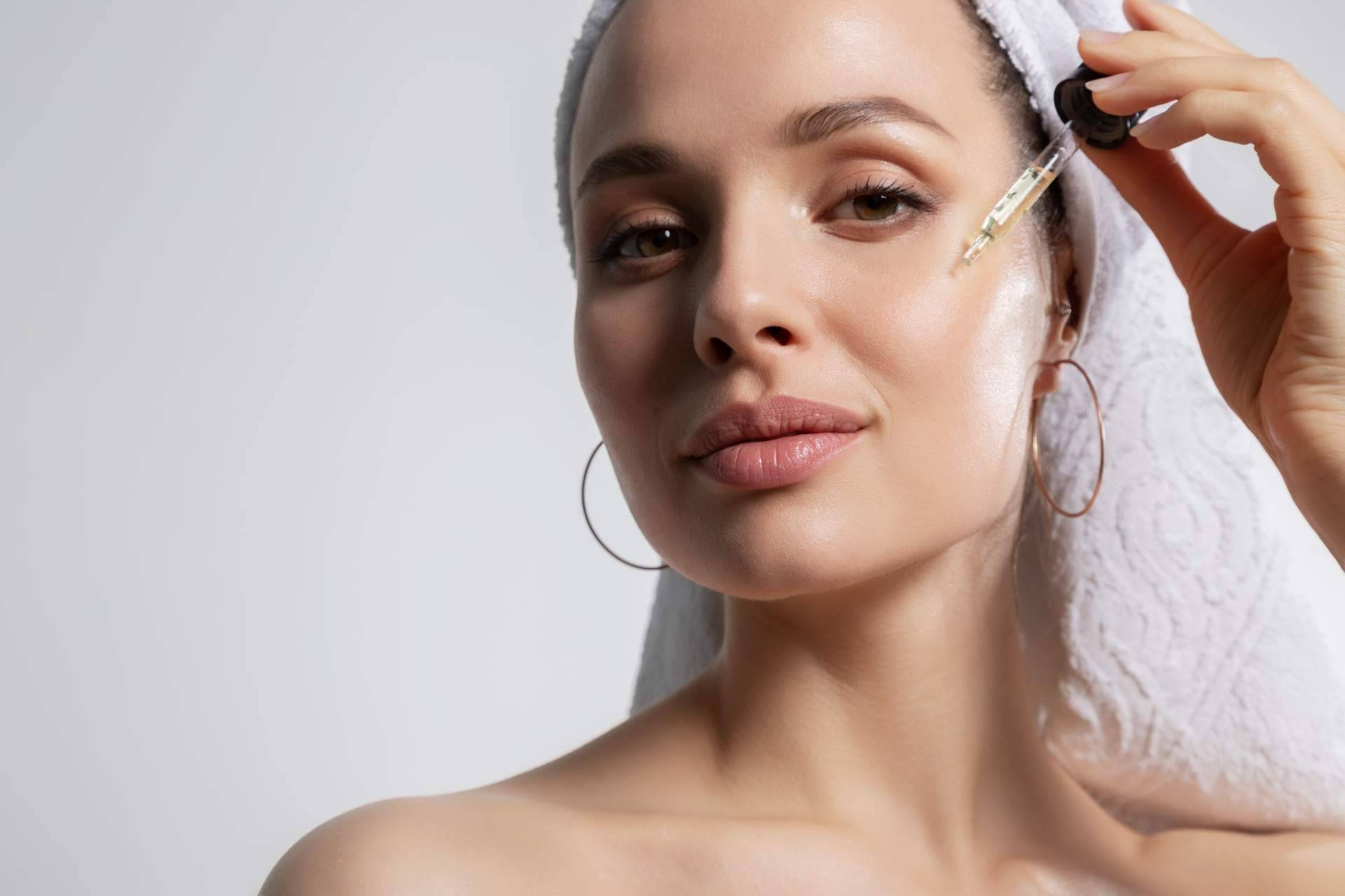 ¿Qué beneficios aporta el sérum a la piel y cómo se utiliza?
