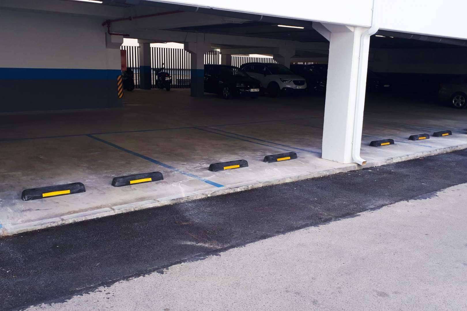 Topes de parking de plástico 100 % reciclado, de la mano de Abadecom Manufacturer SL