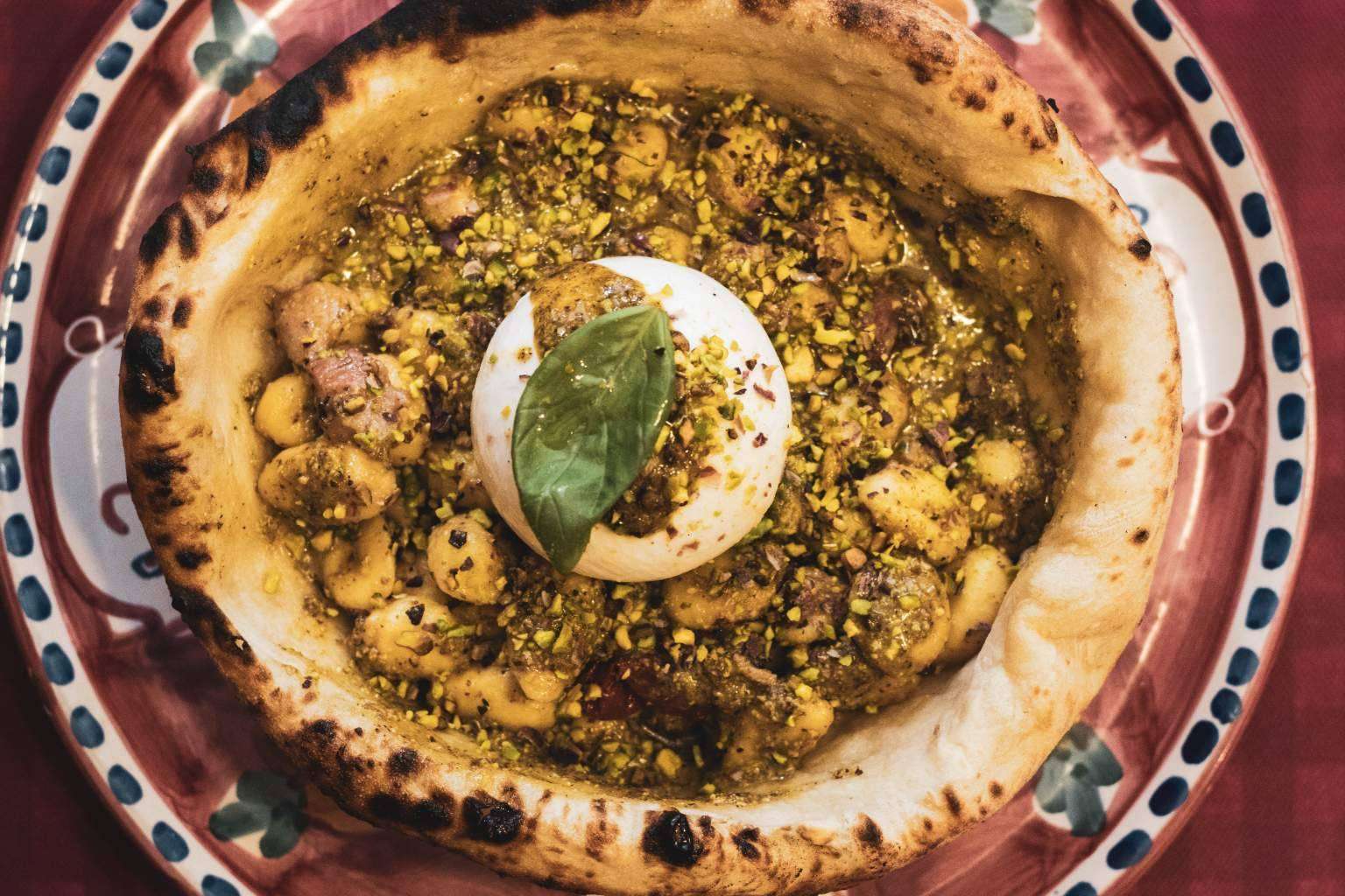 Spaccanapoli Barcelona es un restaurante italiano ubicado en el barrio Ciutat Vella, el cual ofrece platos para todos los gustos