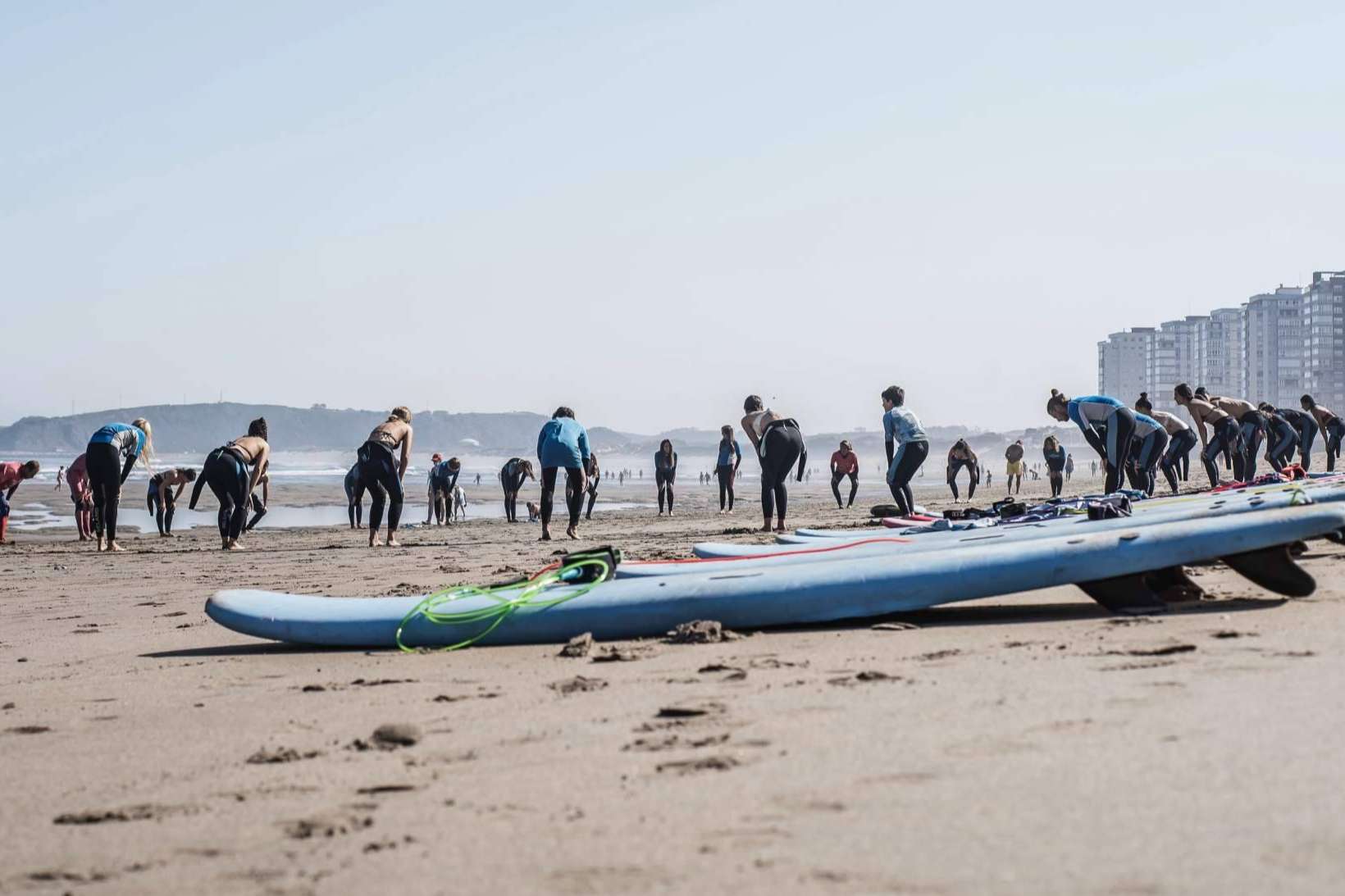 Personas de todas las edades pueden encontrar clases en el surfcamp Las Dunas