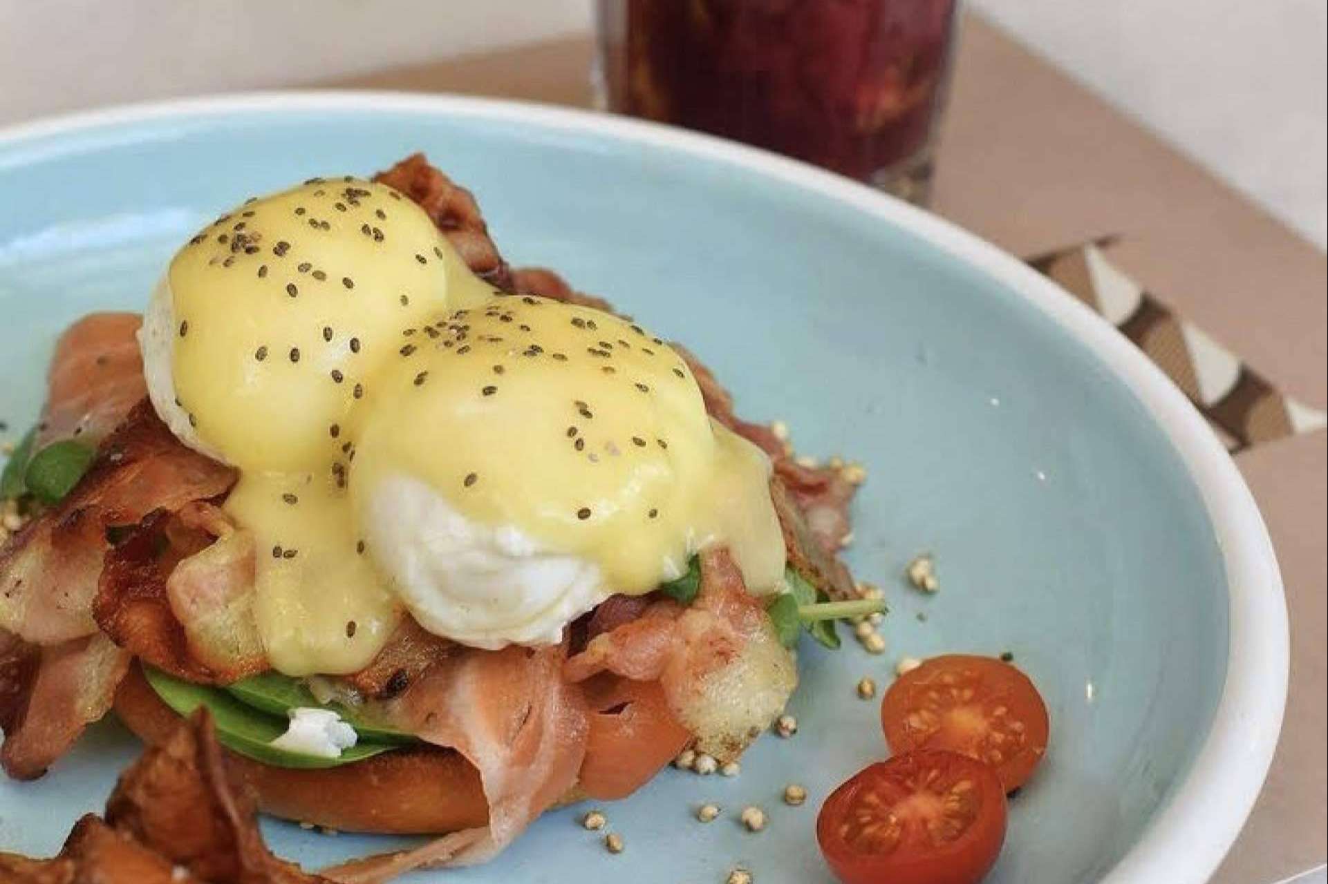 La posibilidad de poder degustar los huevos benedict, de origen confuso, en plena Barcelona con Barcino Food