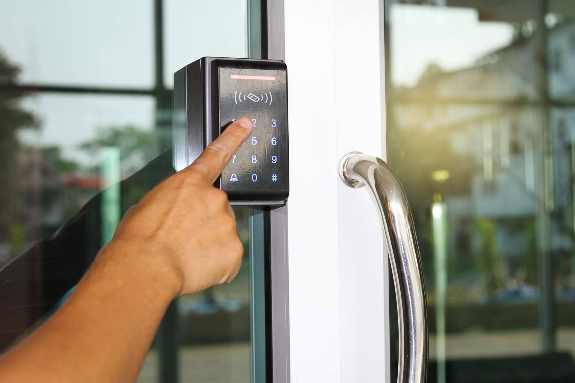 ¿Son realmente las cerraduras electrónicas el futuro para proteger una vivienda?, por Manuel Hernández Cerrajeros