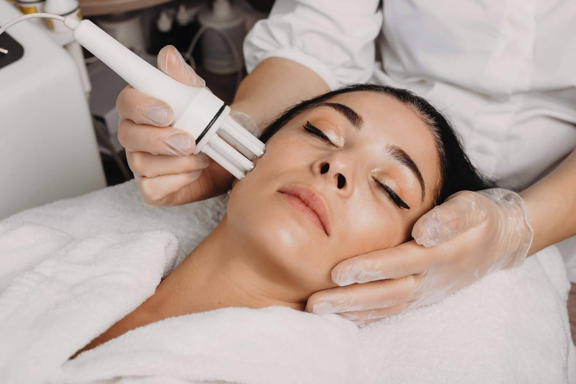 ¿Cuáles son los beneficios de llevar a cabo el tratamiento facial con la tecnología Indiba?
