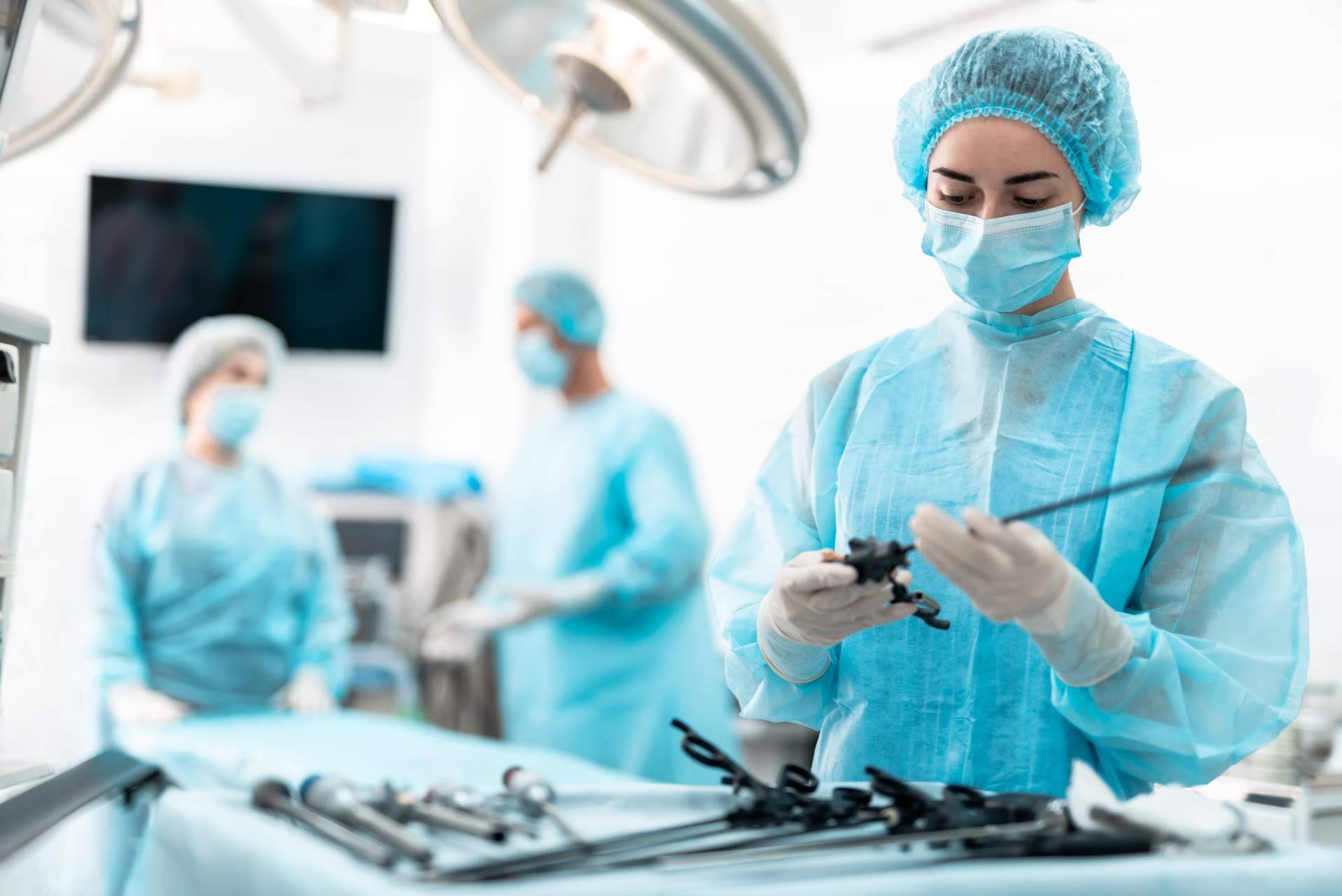 Según el Dr. Enrique Mena del Río, ¿cuándo es necesaria una cirugía laparoscópica de la hernia de hiato?