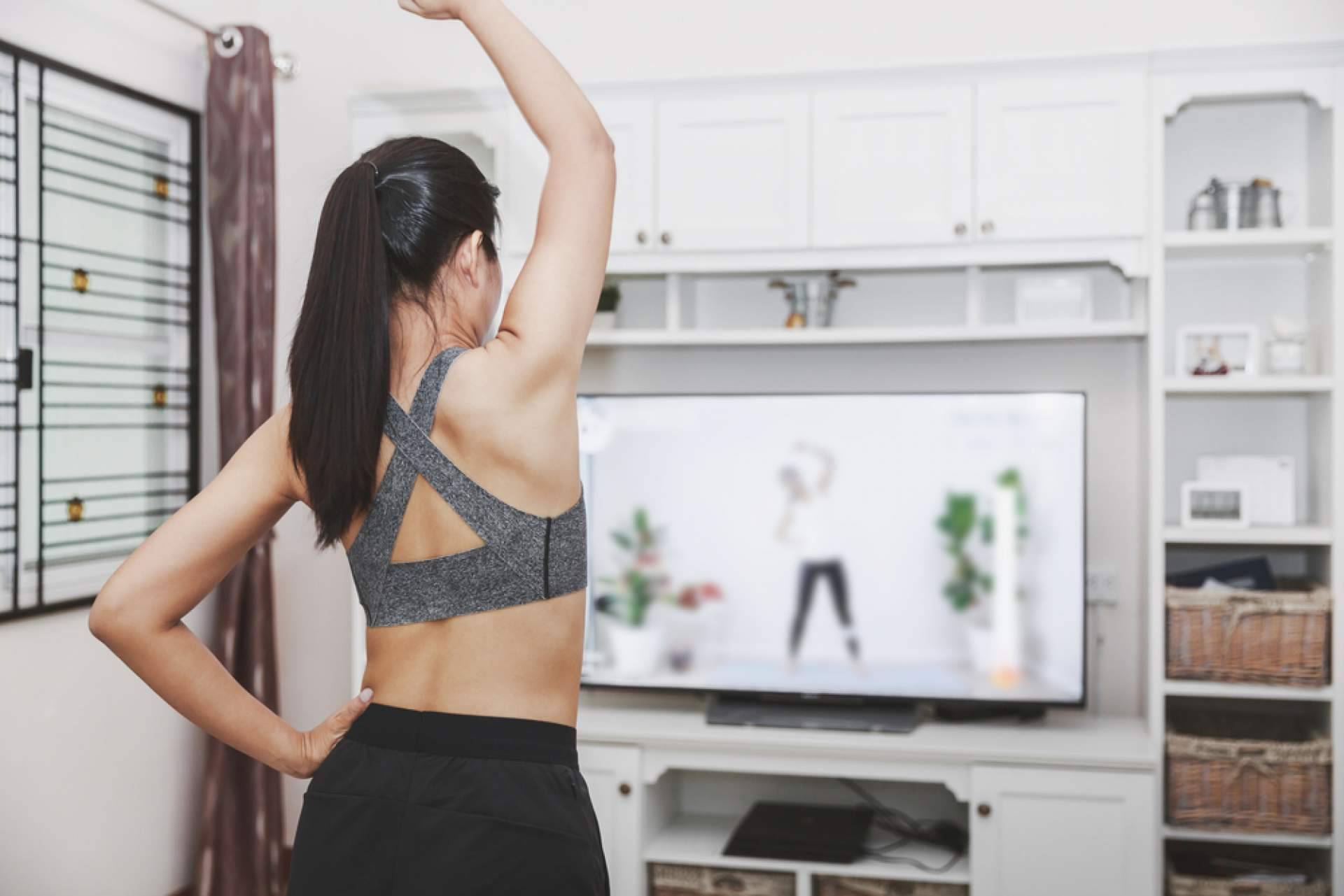 Ejercitar el cuerpo con diferentes estilos de baile para estar en forma desde casa