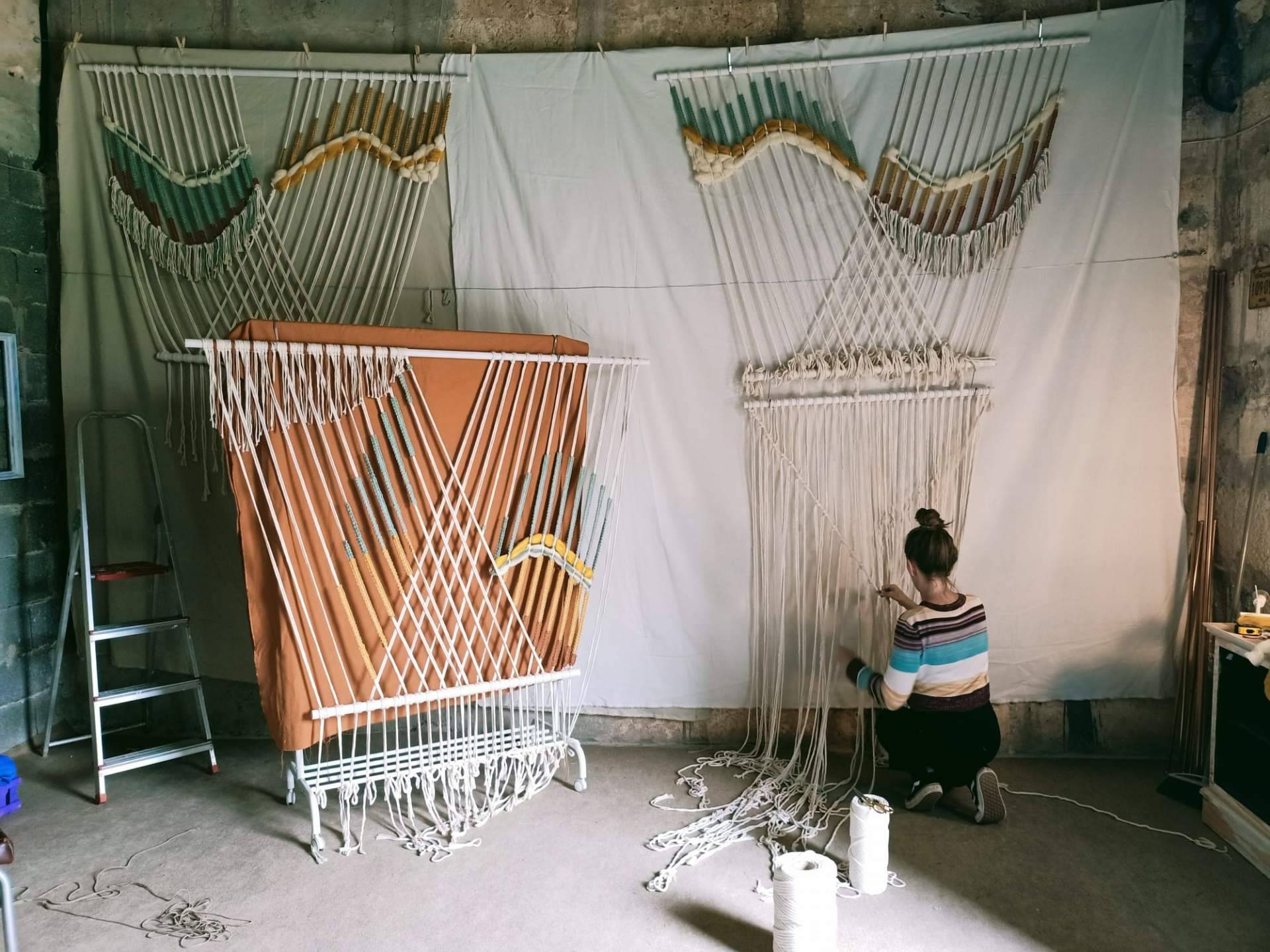 'El arte textil contemporáneo es pintar con hilo y esculpir volúmenes con todo tipo de materiales textiles'