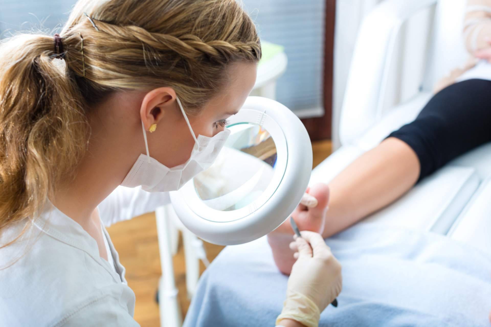 ¿Por qué acudir al podólogo con regularidad para prevenir futuras enfermedades?, por el Centro Médico Bravo