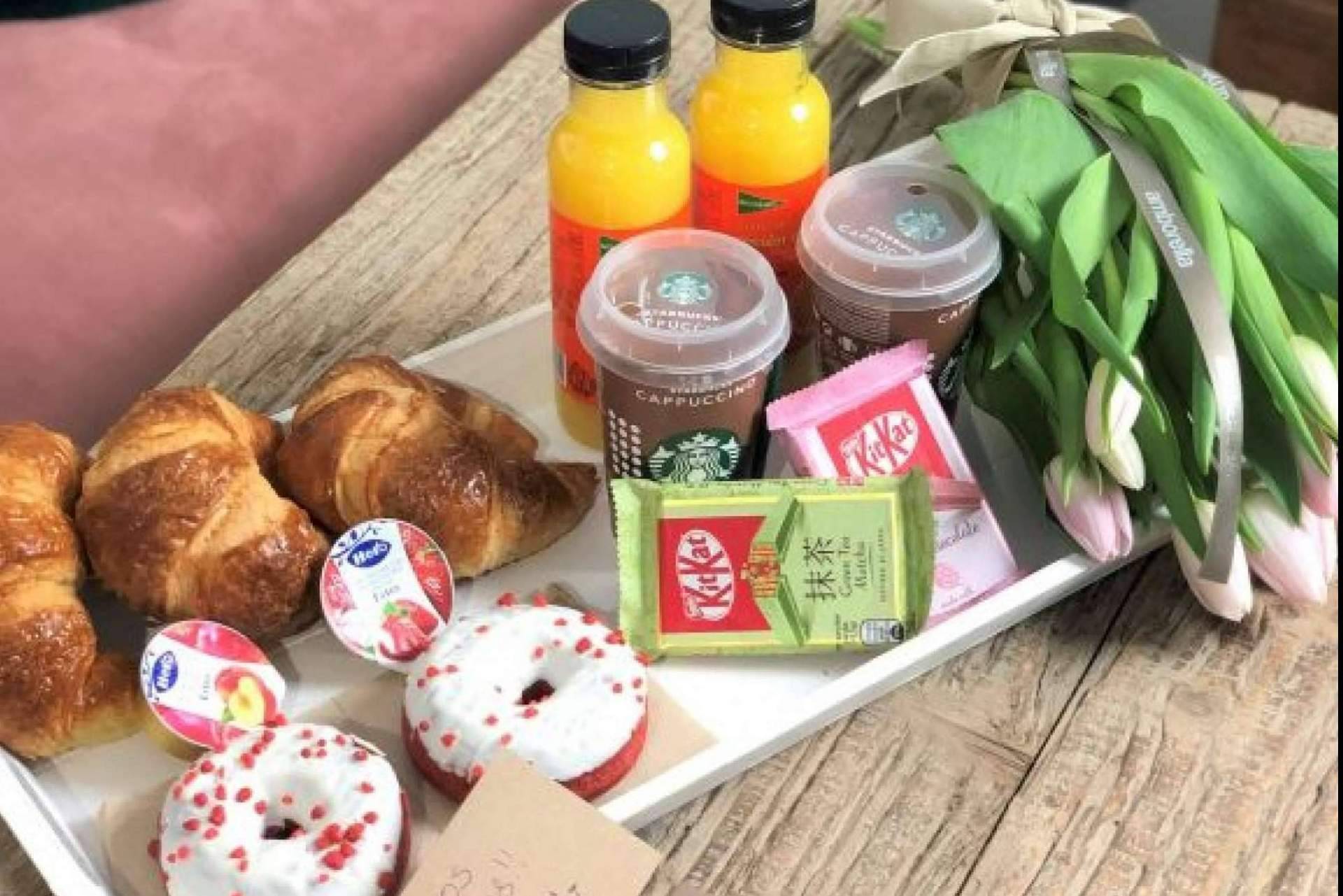 Desayuno acompañado de flores a domicilio para sorprender a los seres queridos