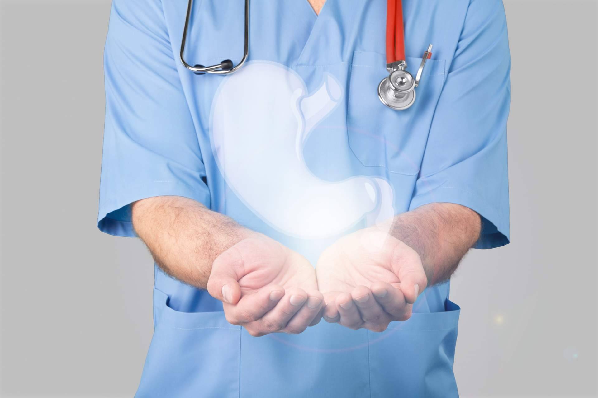 El doctor Enrique Mena Del Río informa sobre la gastrectomía vertical o manga gástrica