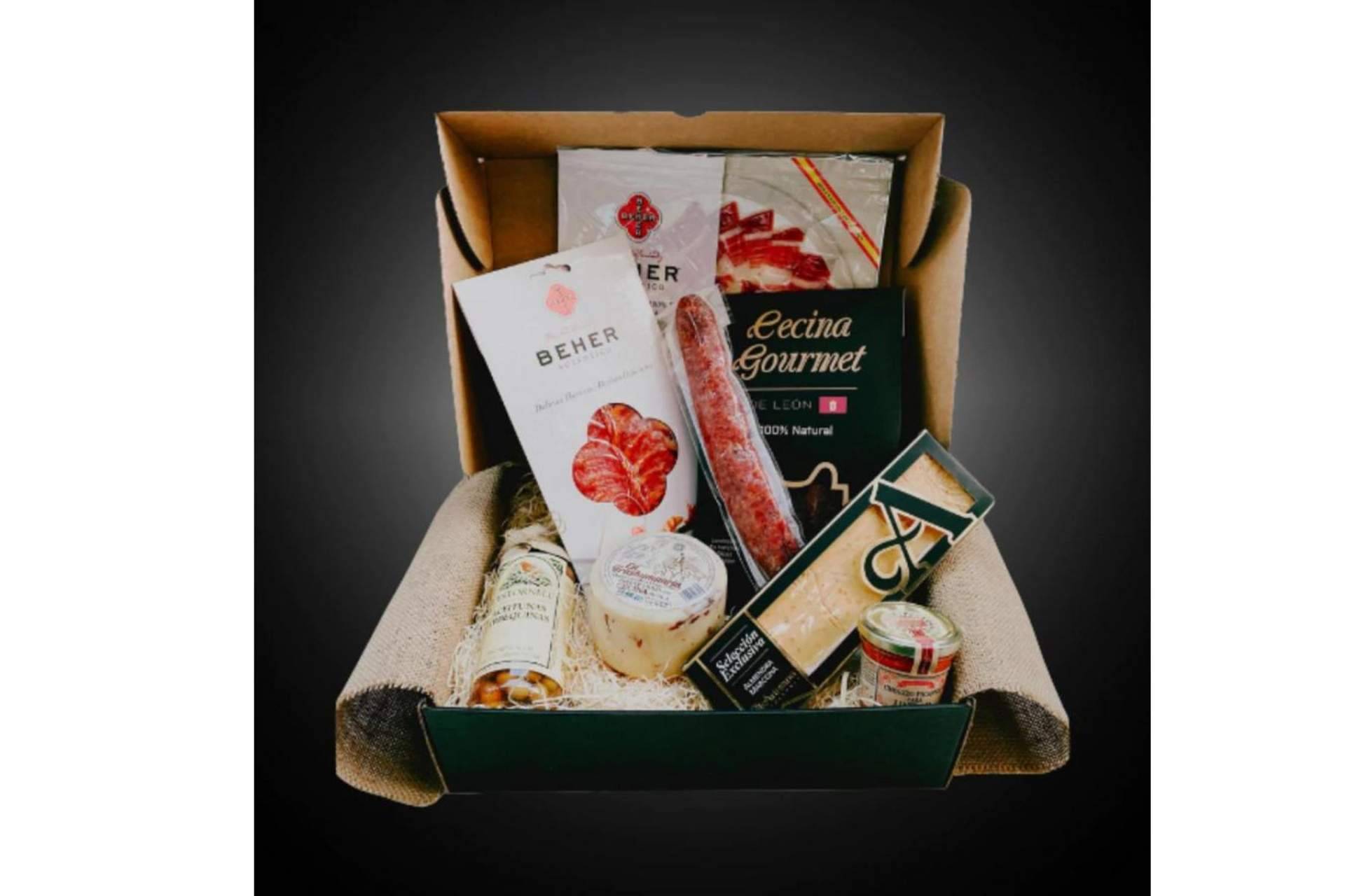 Cesta productos gourmet con dedicatoria y foto, de la mano de Bon León