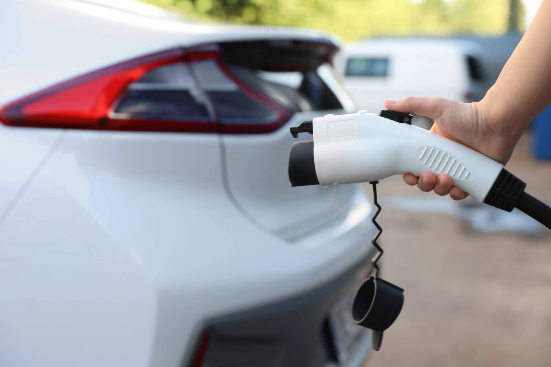 La marca Smart Wallboxes explica cómo cargar un coche eléctrico
