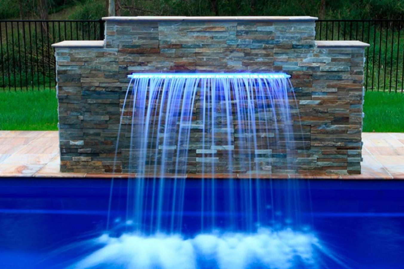 Elegancia y estilo en las piscinas con las cascadas acrílicas de la empresa Warmpool