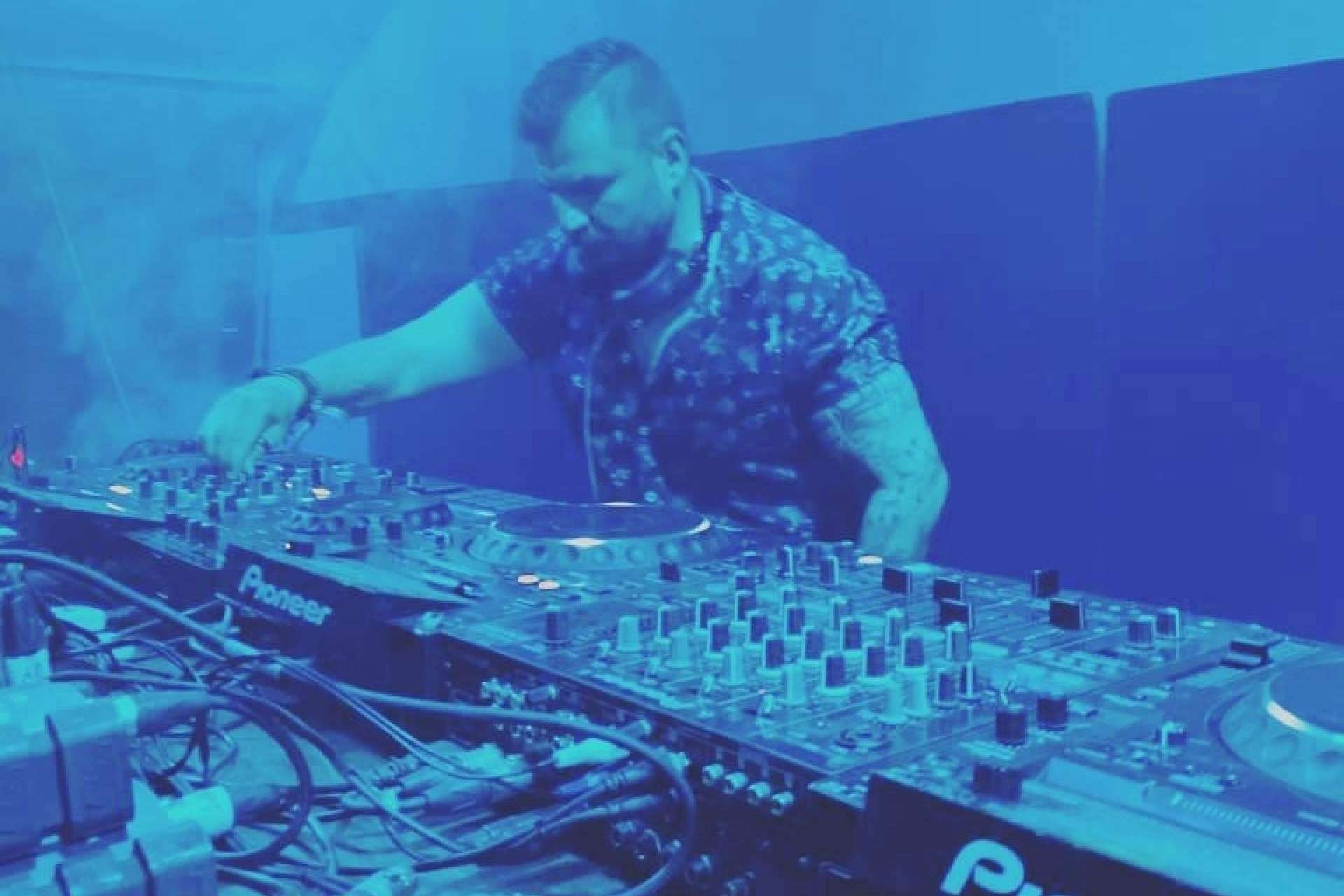 Contratar DJ y productor Paco Gómez para amenizar todo tipo de celebración o evento