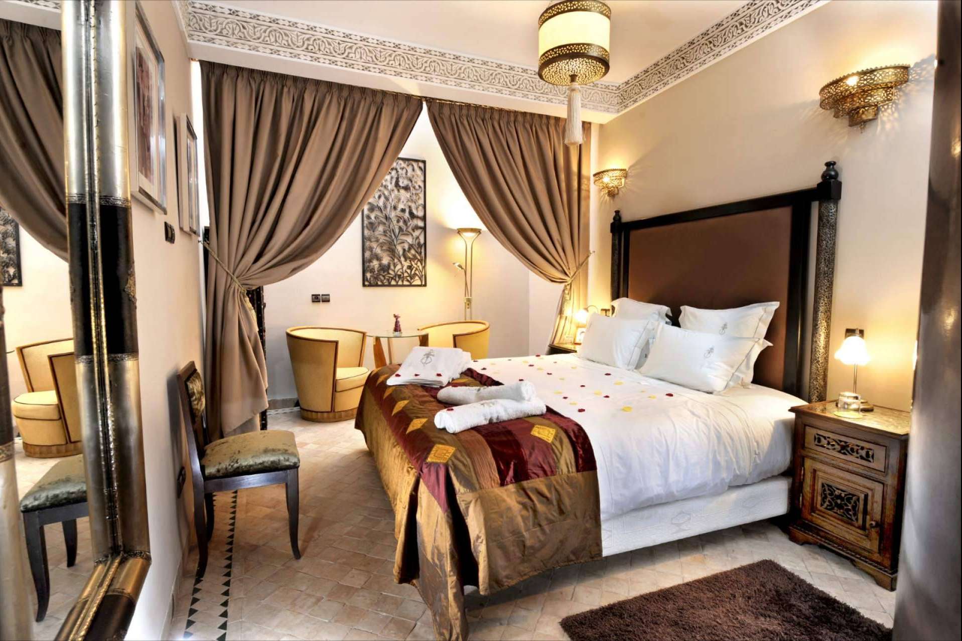 Personajes icónicos de la belle époque dan vida a las habitaciones del Riad Belle Epoque, un espacio único en Marrakech