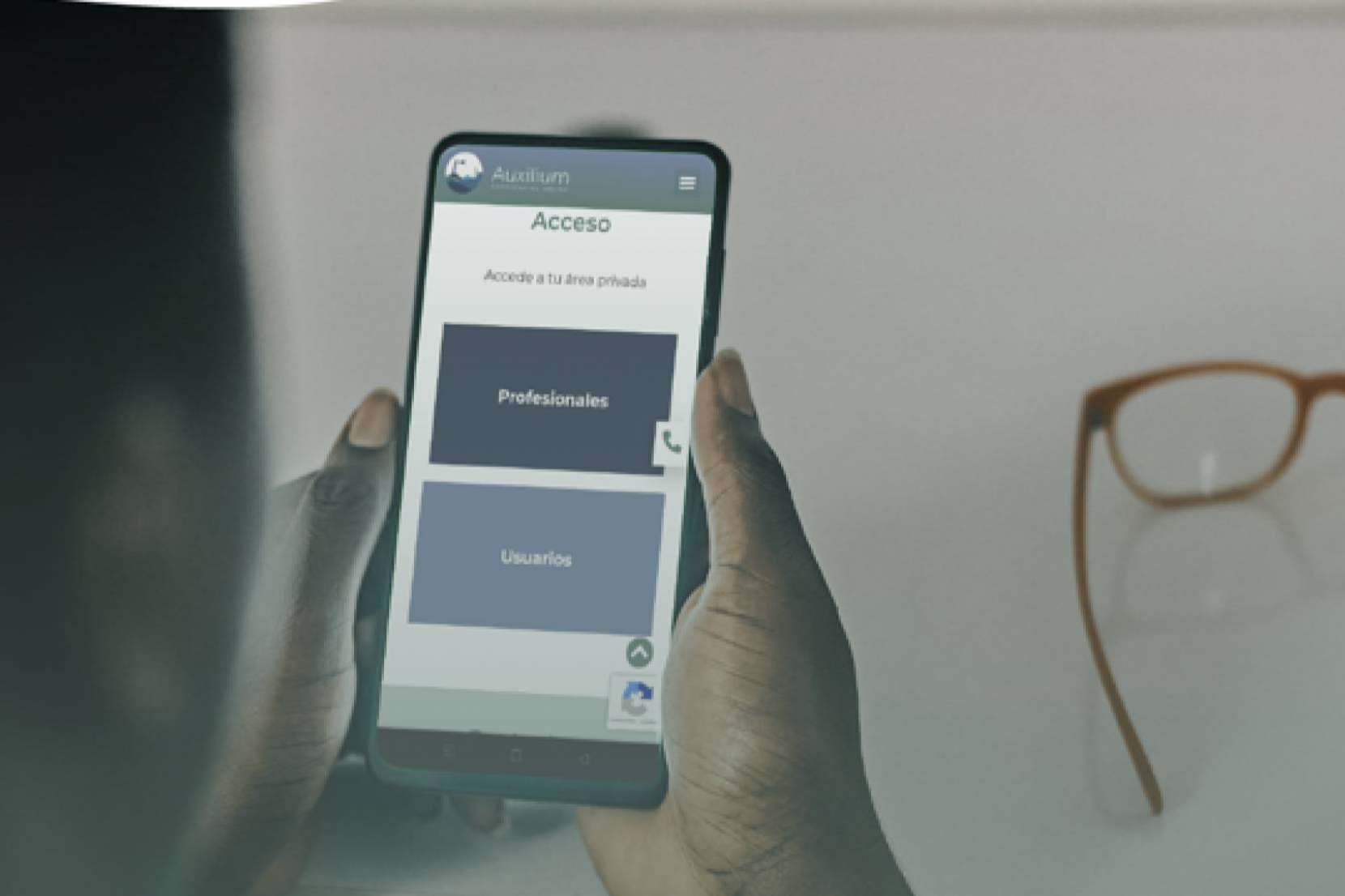 Contactar con un psicólogo de forma inmediata con su servicio de ayuda psicológica online de la mano de Auxilium