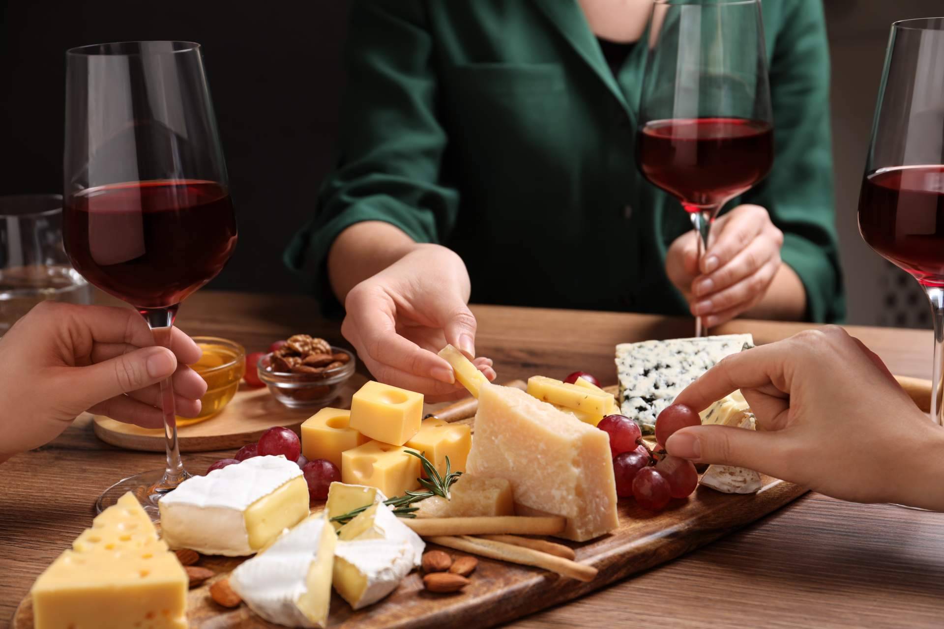 Preparar una cena con amigos con la cesta de picoteo de Bon León