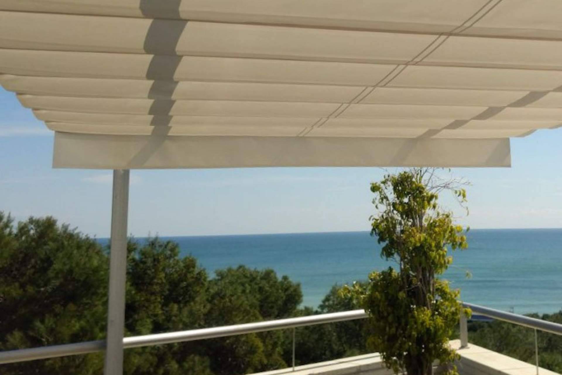 Toldo corredero, pérgolas y mosquiteras para el verano, de la mano de Alustetic