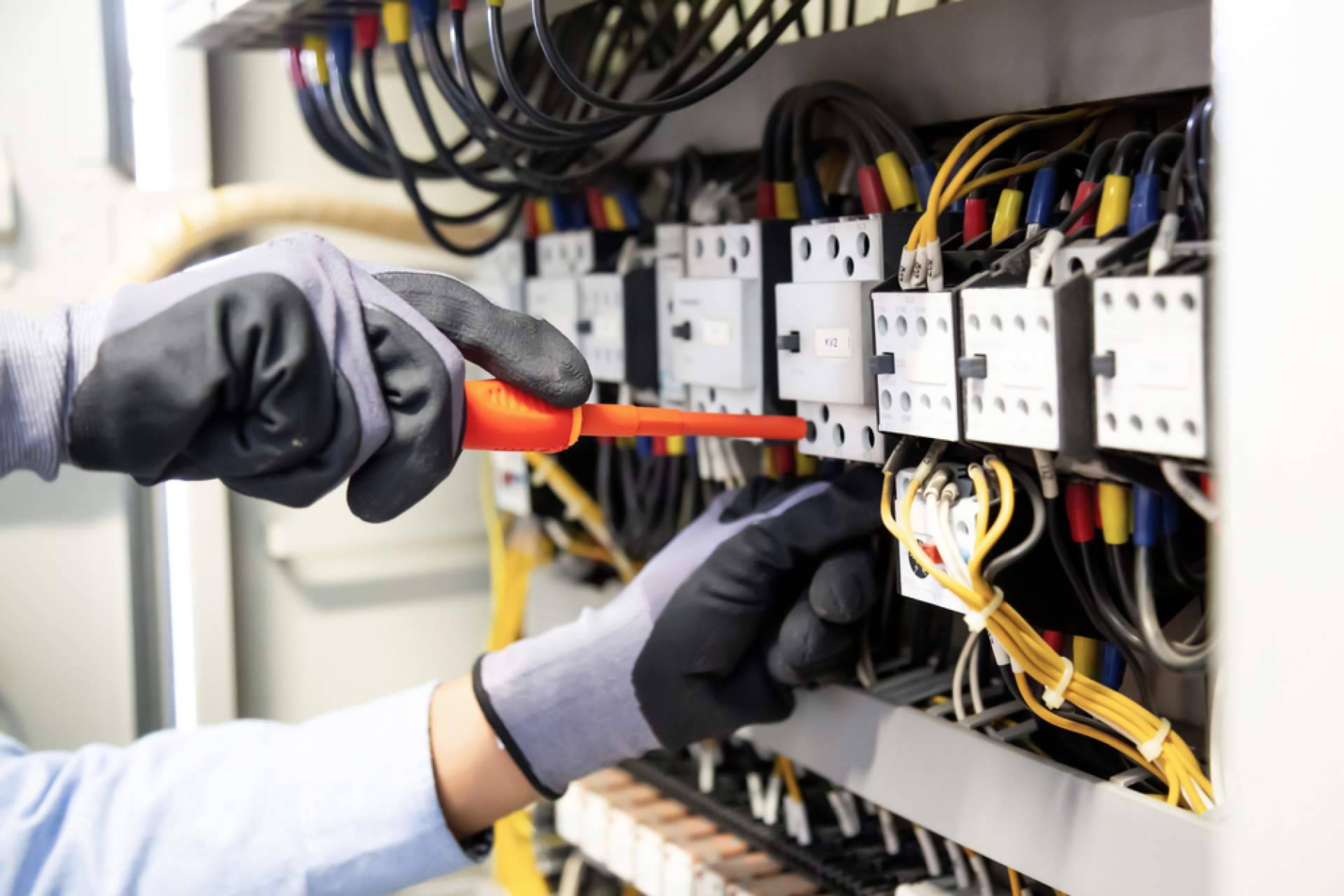 Excelentes ofertas tanto en instalaciones como en reparaciones eléctricas, con la compañía Savelec