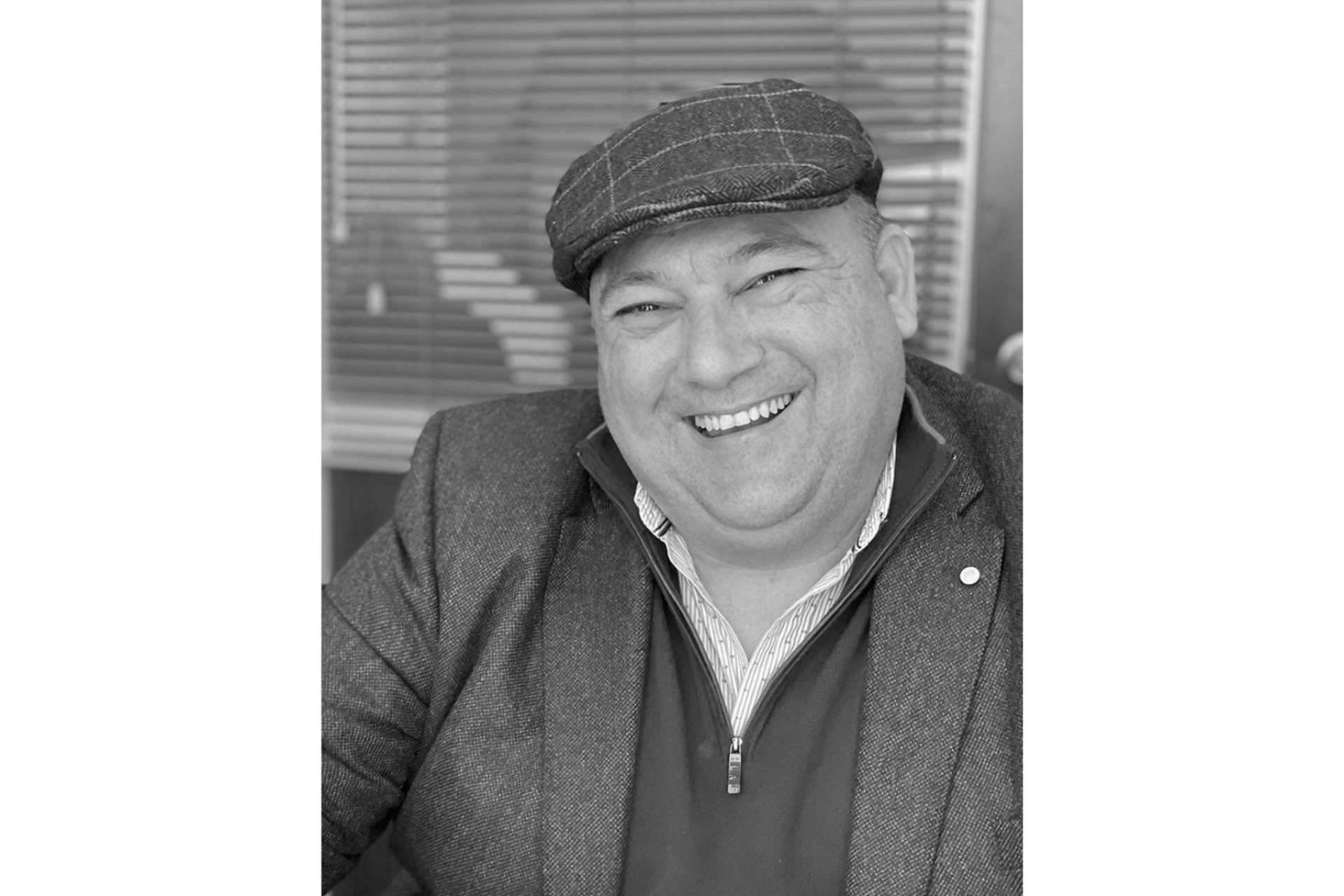 José A. Kapelo lanza una edición especial de su novela 'Padre'