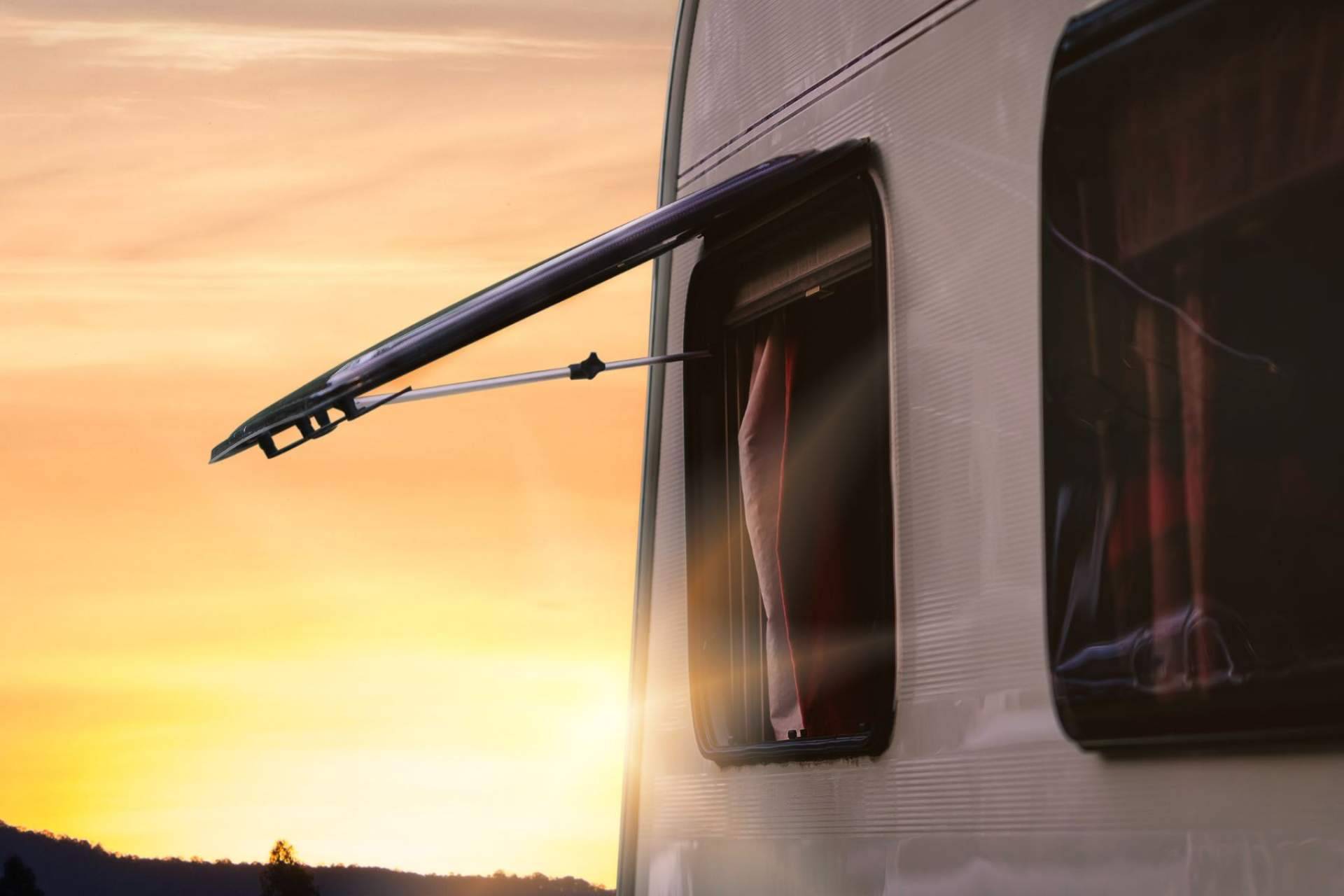 Proteger las ventanas de las autocaravanas a través del oscurecedor y mosquitera de Baie-Car