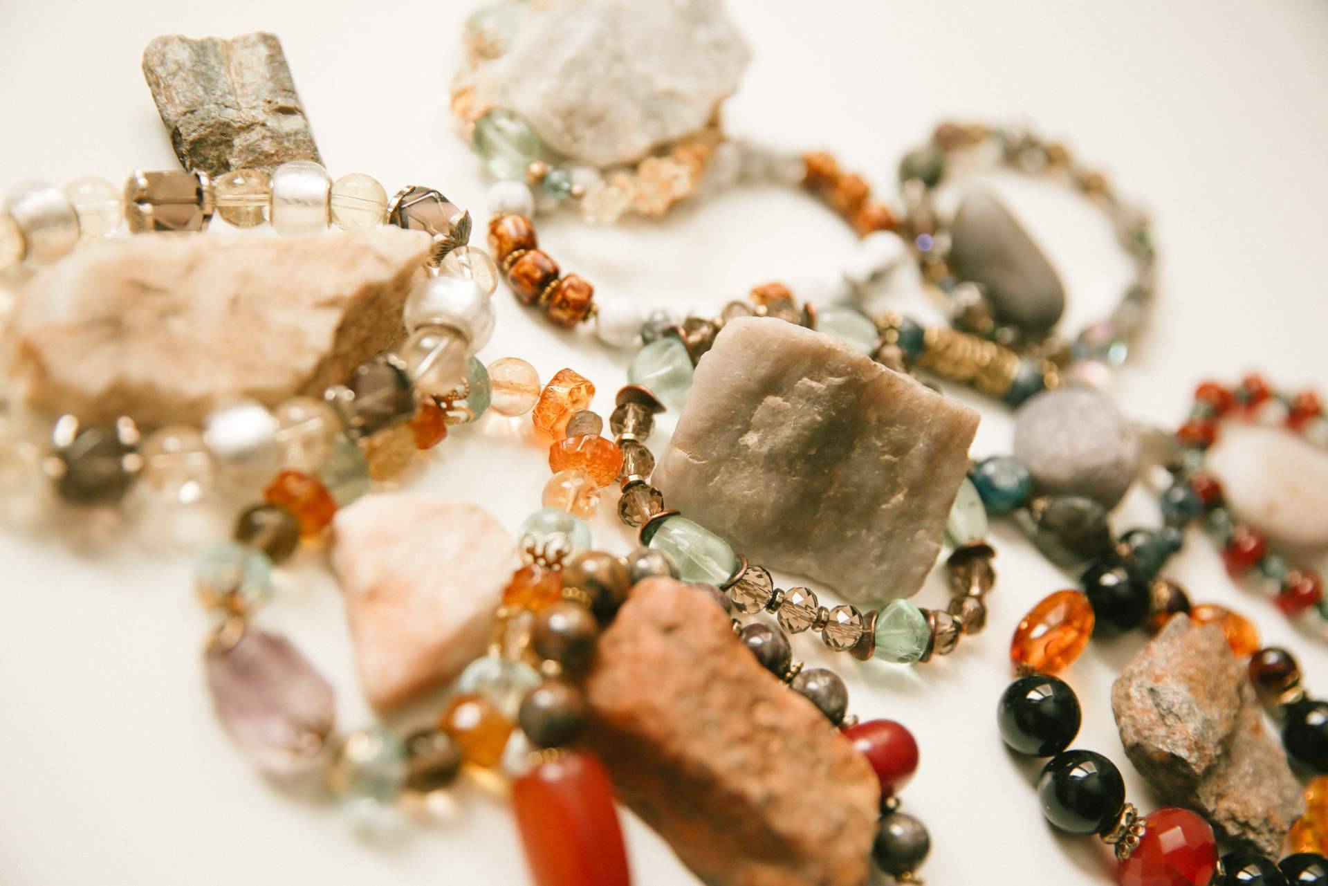 Tierra de Gema expone los principales beneficios de las pulseras de piedras para la salud