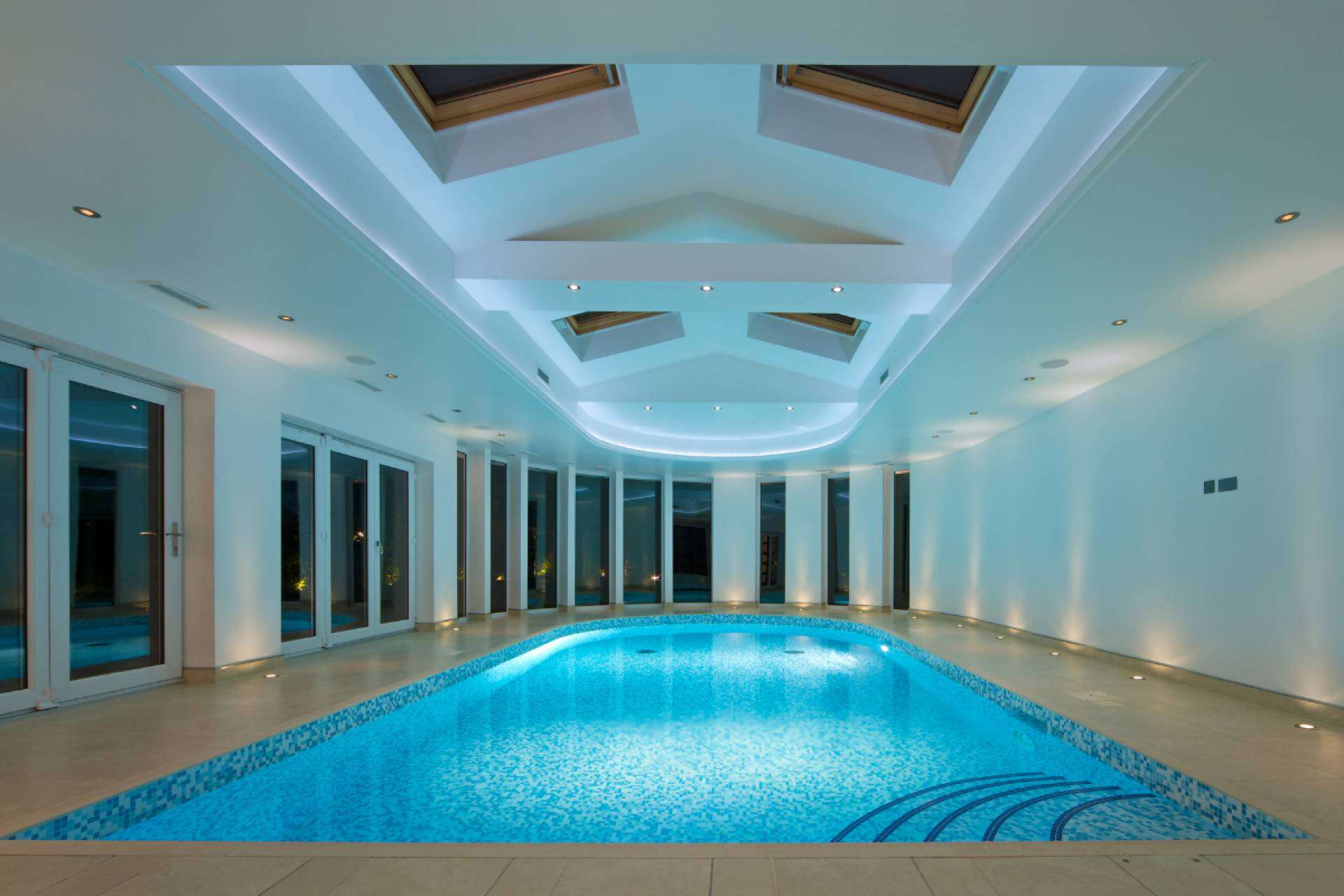 Brillo y elegancia con los focos LED para piscina de Warmpool