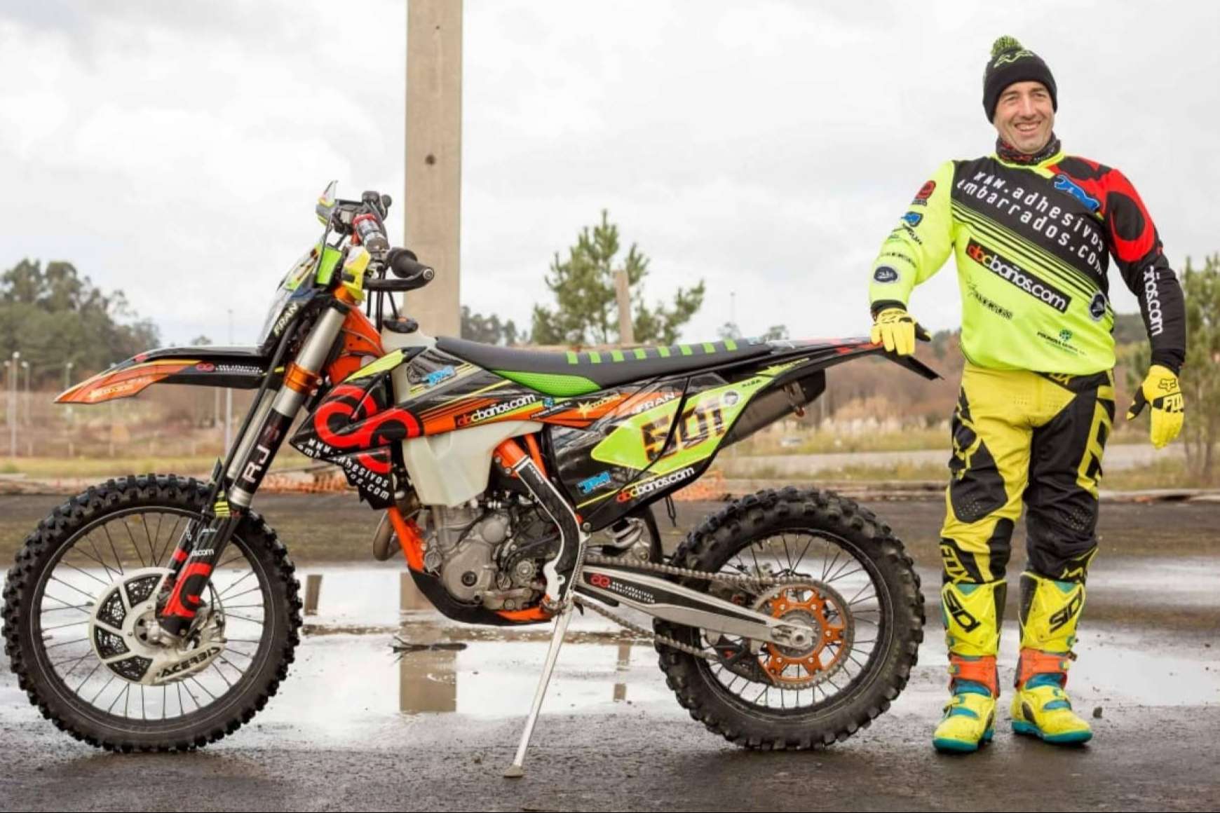 ADHESIVOSEMBARRADOS se encarga de la personalización del vehículo de dos ruedas en el off road