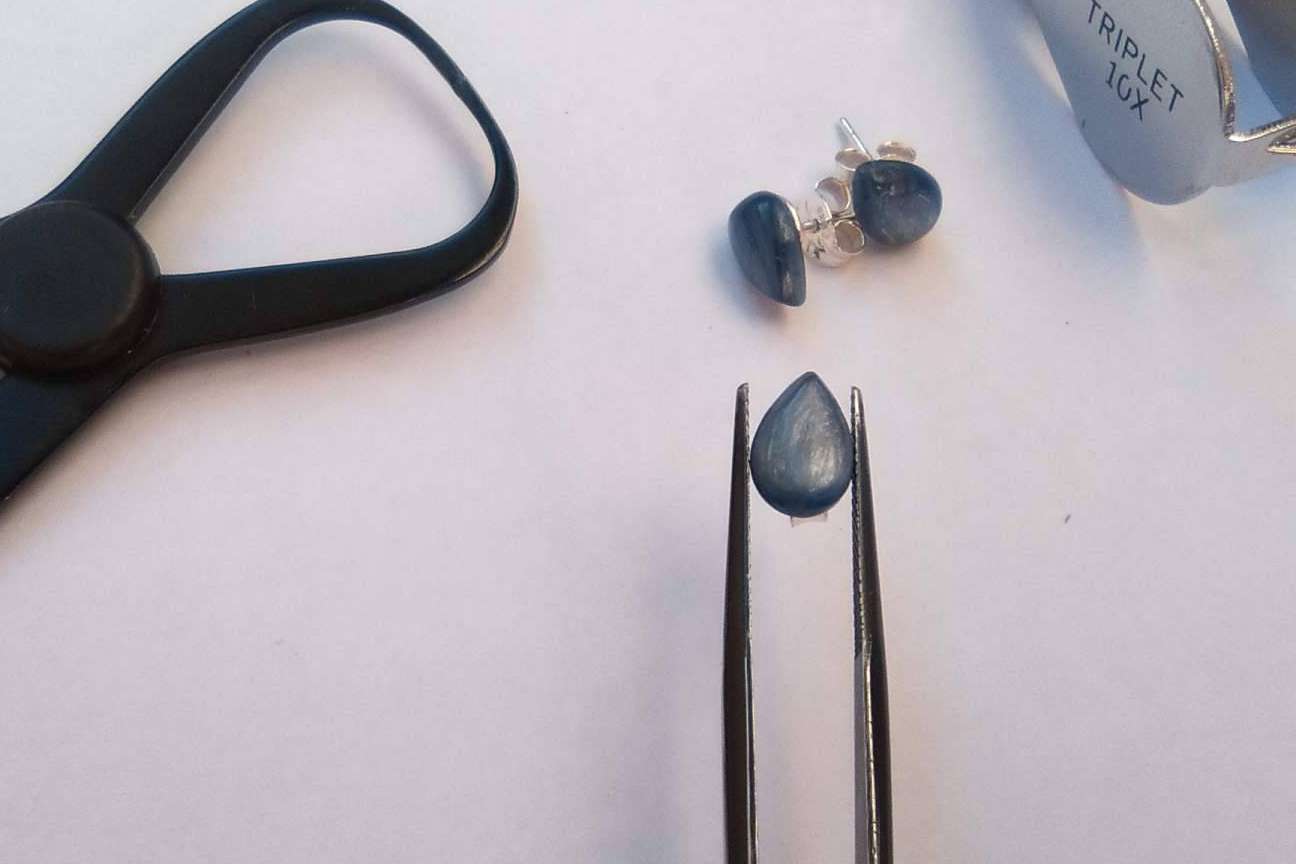 Complementos espectaculares hechos con gemas de forma artesanal, por Dreki