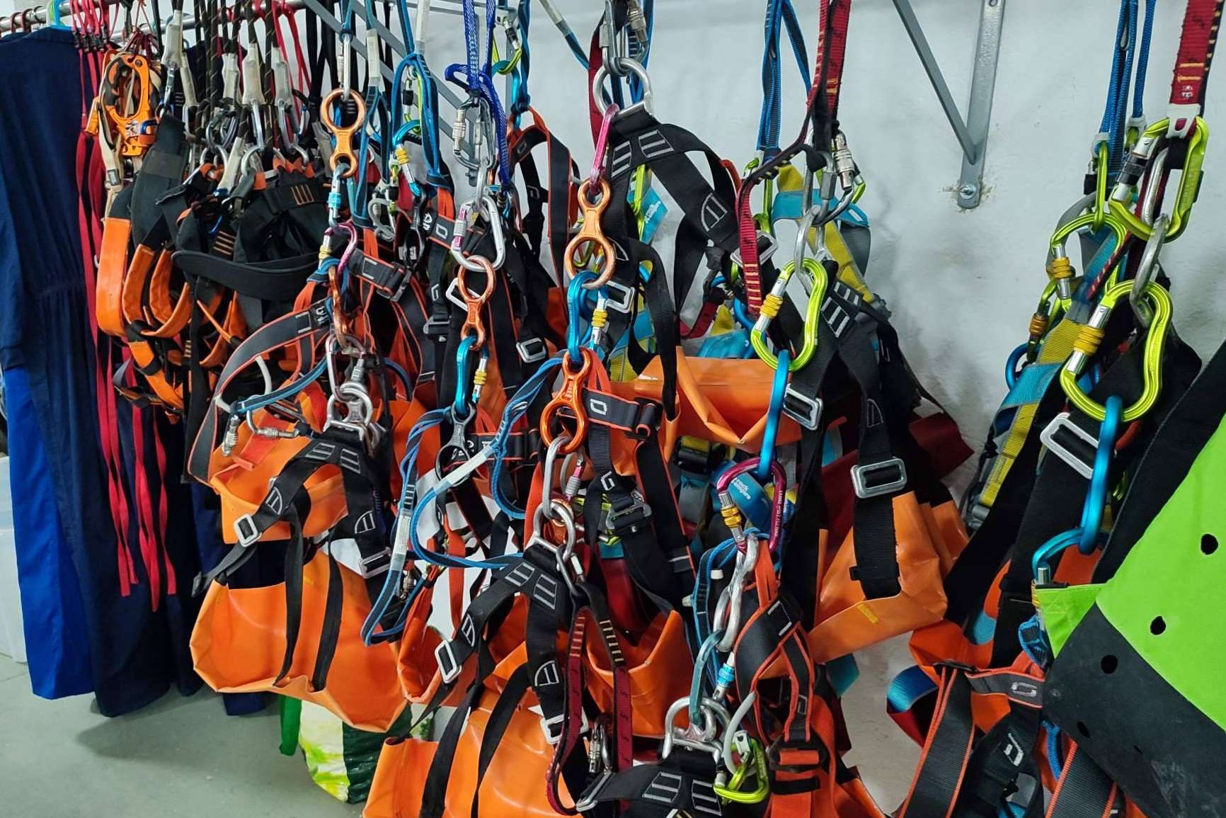 Guía y Deportes de Aventura, una tienda montaña Barcelona donde alquilar material de montaña