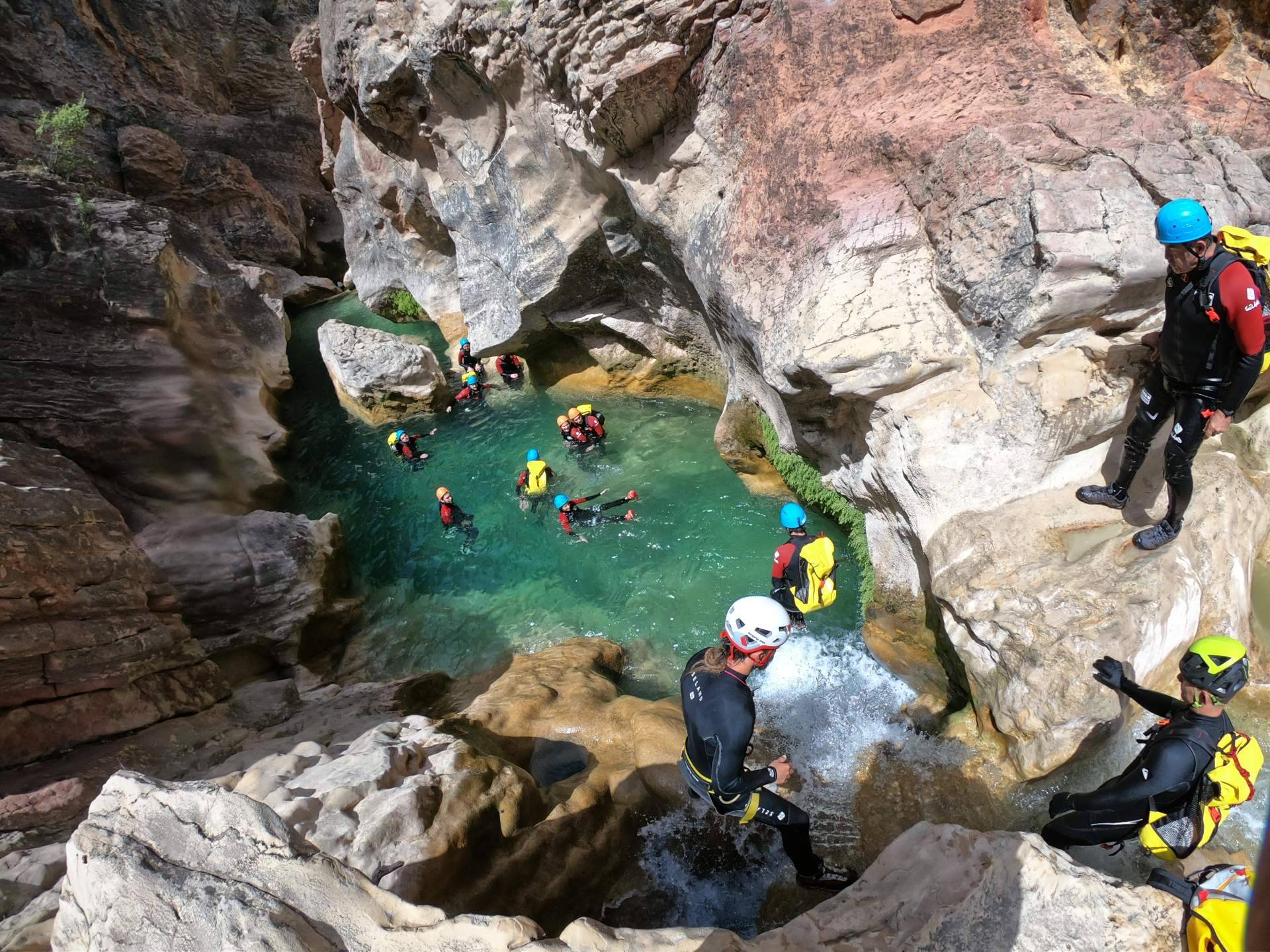Hacer barranquismo en la Sierra de Guara es el plan perfecto para este verano, con Rumbo Aventura