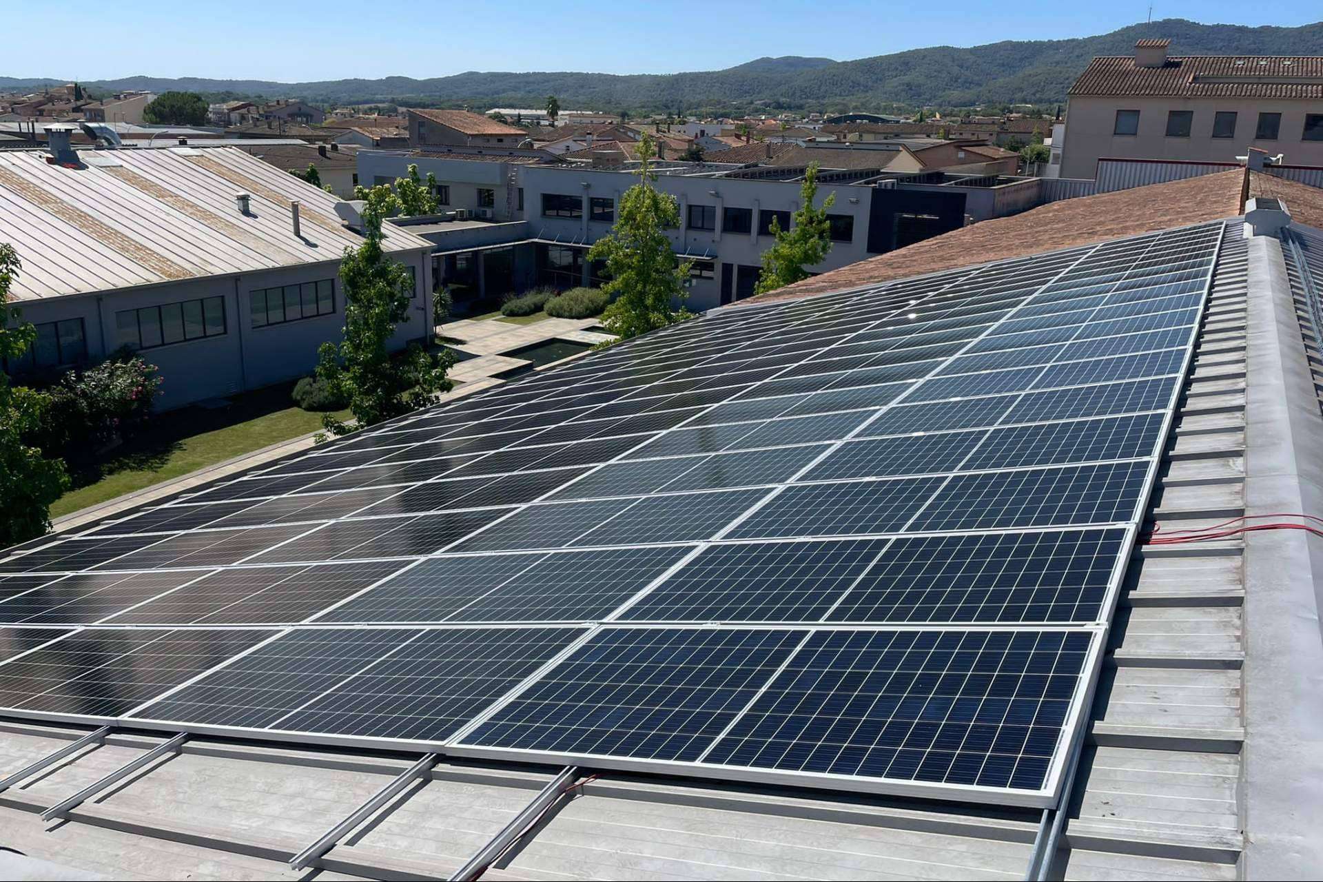 ¿Cómo se benefician las empresas de la energía solar?, el autoconsumo industrial, por Sereco Energía