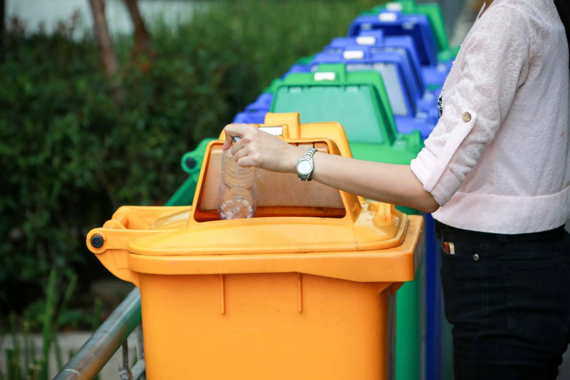 Una variada gama de contenedor de basura para empresas en la tienda online Absorbentes y Cubetos