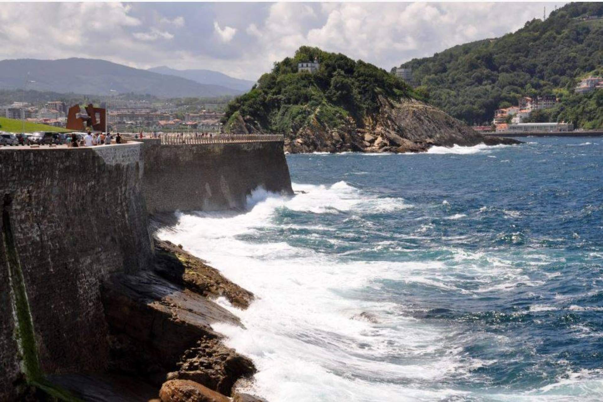 El catamarán de Ciudad San Sebastián permite navegar por la costa donostiarra