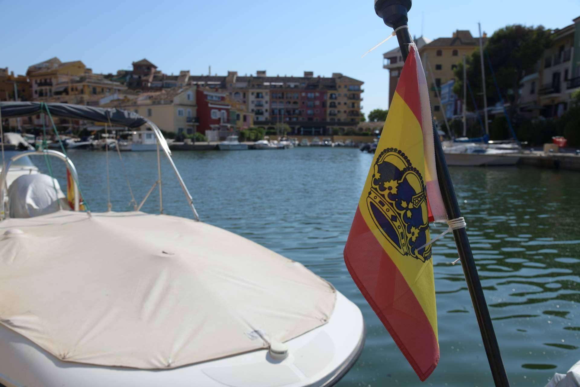 Astas de bandera, uno de los accesorios náuticos disponibles en Argonautica
