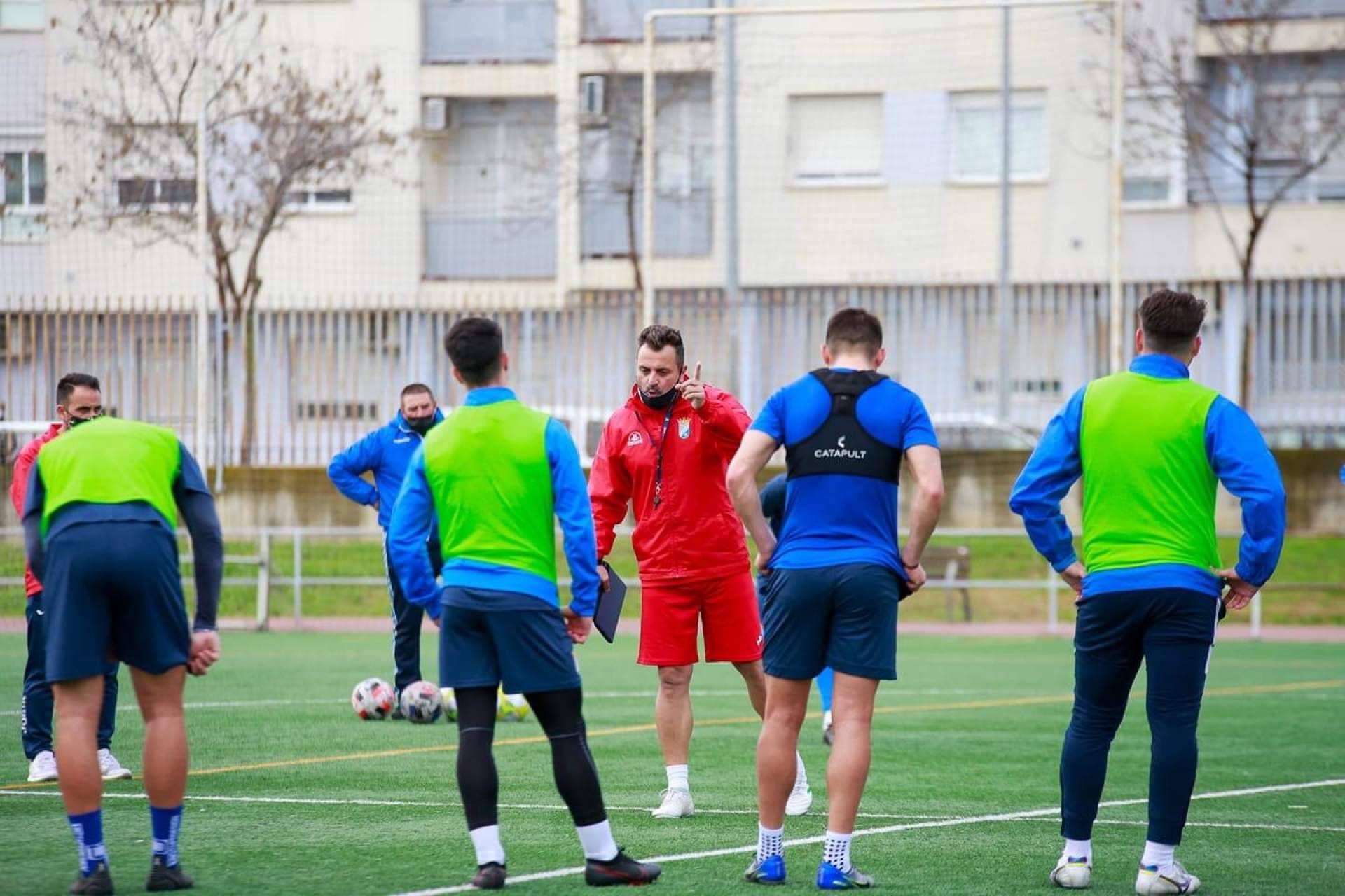 La trayectoria y el futuro del entrenador de fútbol profesional UEFA Pro, Joaquín Poveda